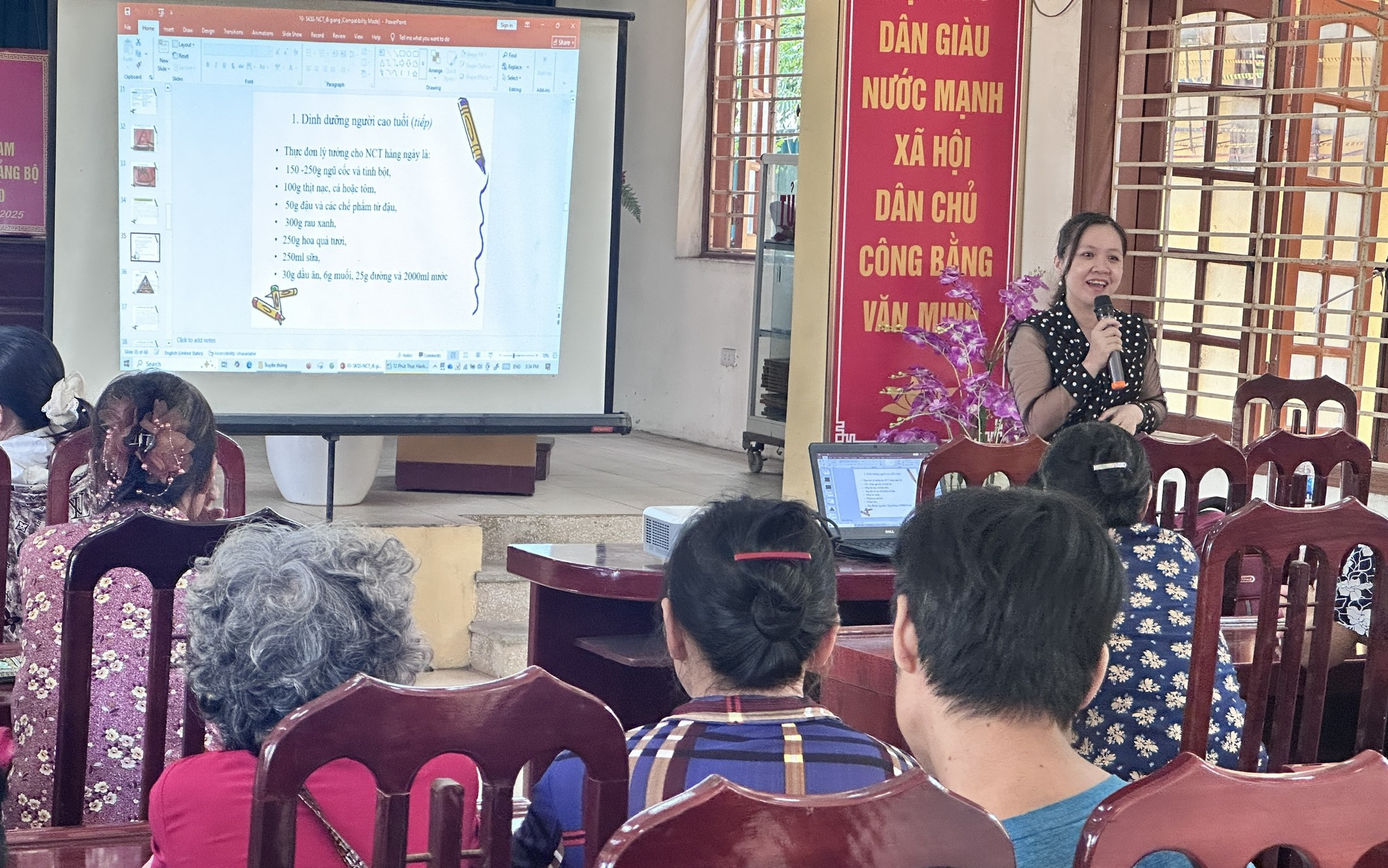 Ảnh: GV Lê Thị Thanh Thủy, Khoa Dân số, Công tác xã hội, Truyền thông Giáo dục Sức khỏe  cùng các hội viên Người cao tuổi 