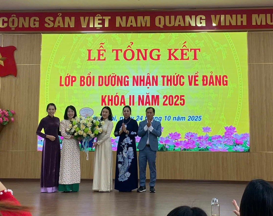 Lễ tổng kết lớp Bồi dưỡng nhận thức về Đảng KII/2025- Ảnh 1.