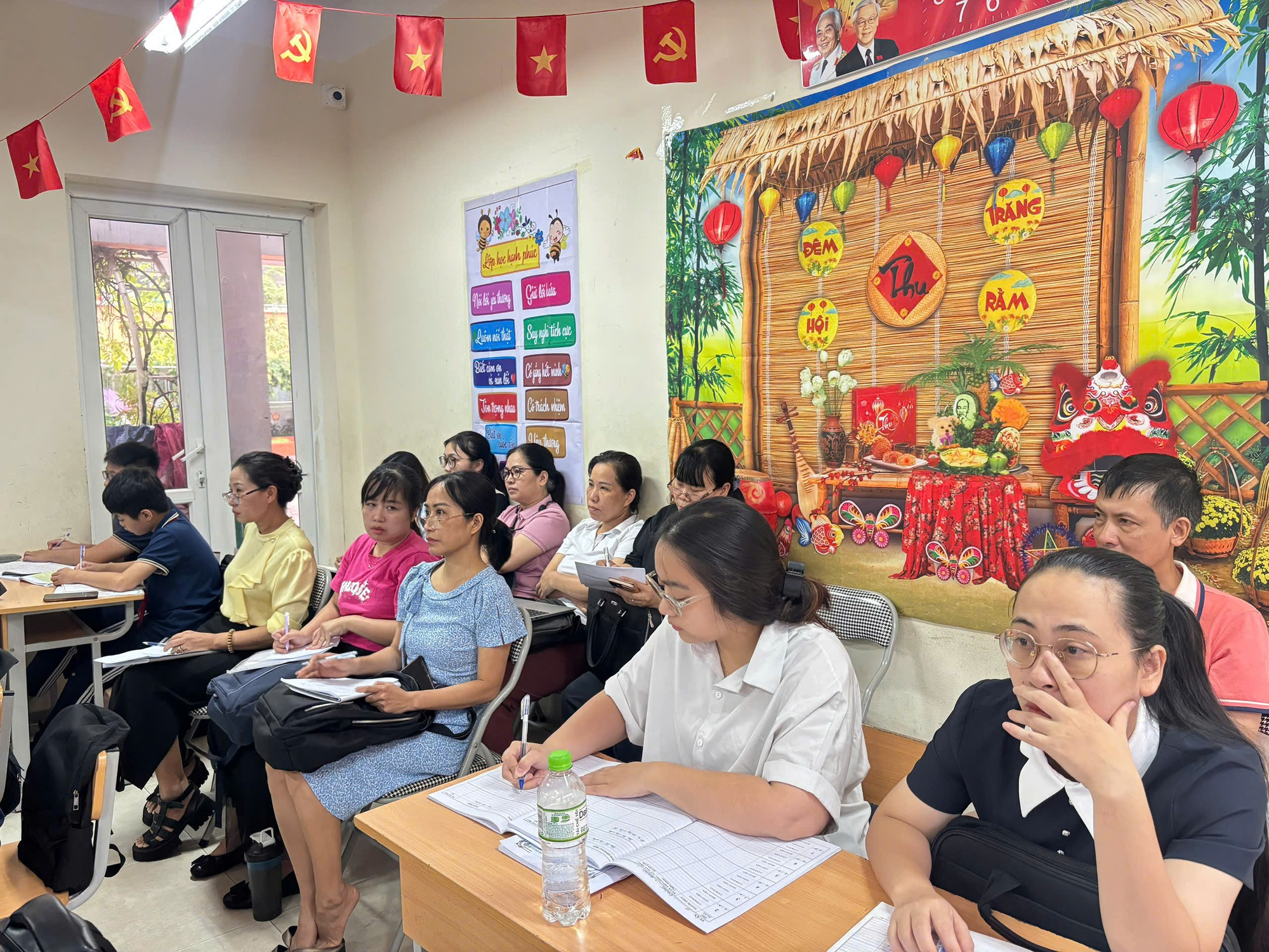 Ảnh có chứa trang phục, người, trong nhà, phụ nữ  Nội dung do AI tạo ra có thể không chính xác.