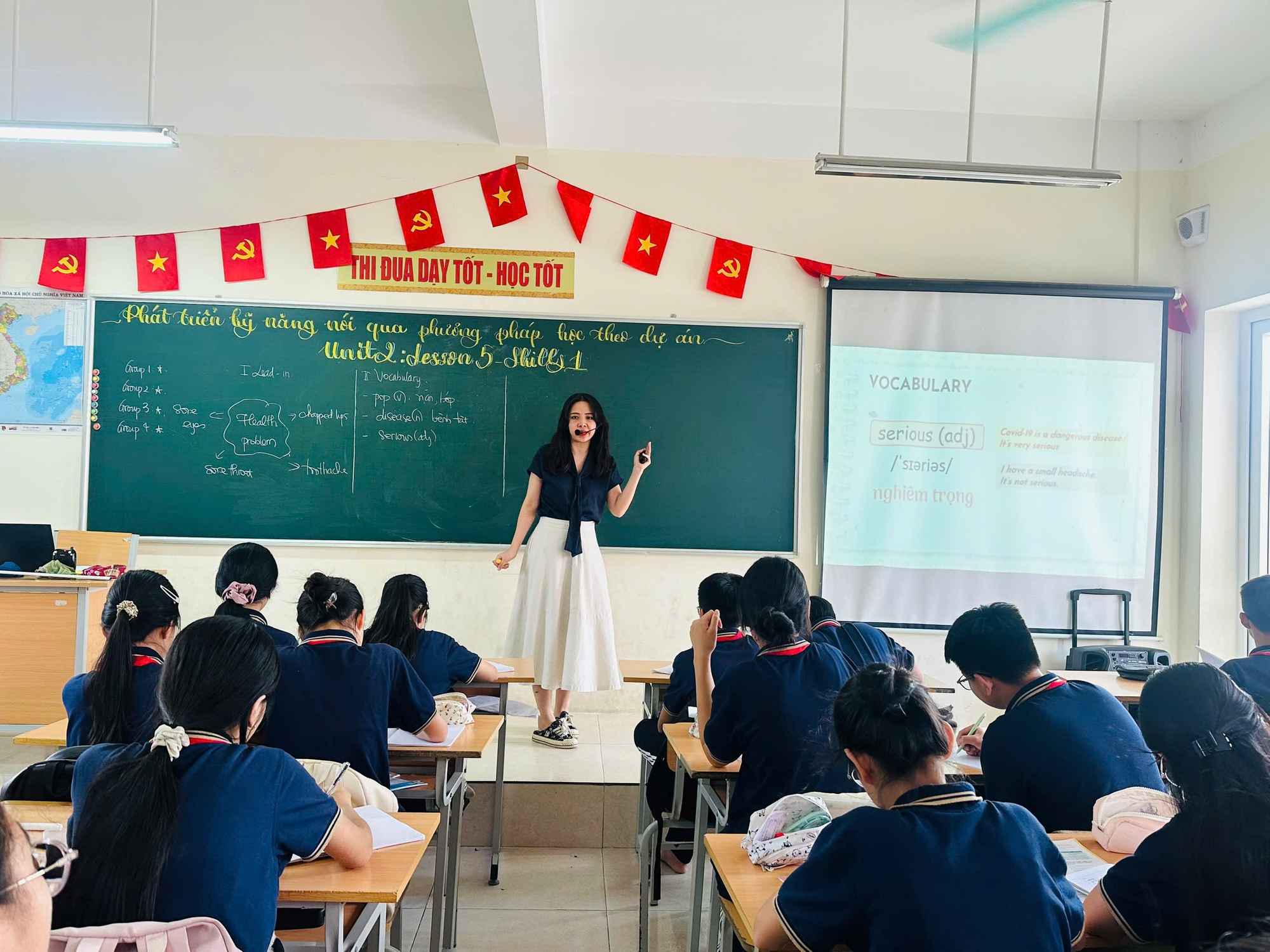 Ảnh có chứa văn bản, trang phục, trong nhà, người  Nội dung do AI tạo ra có thể không chính xác.