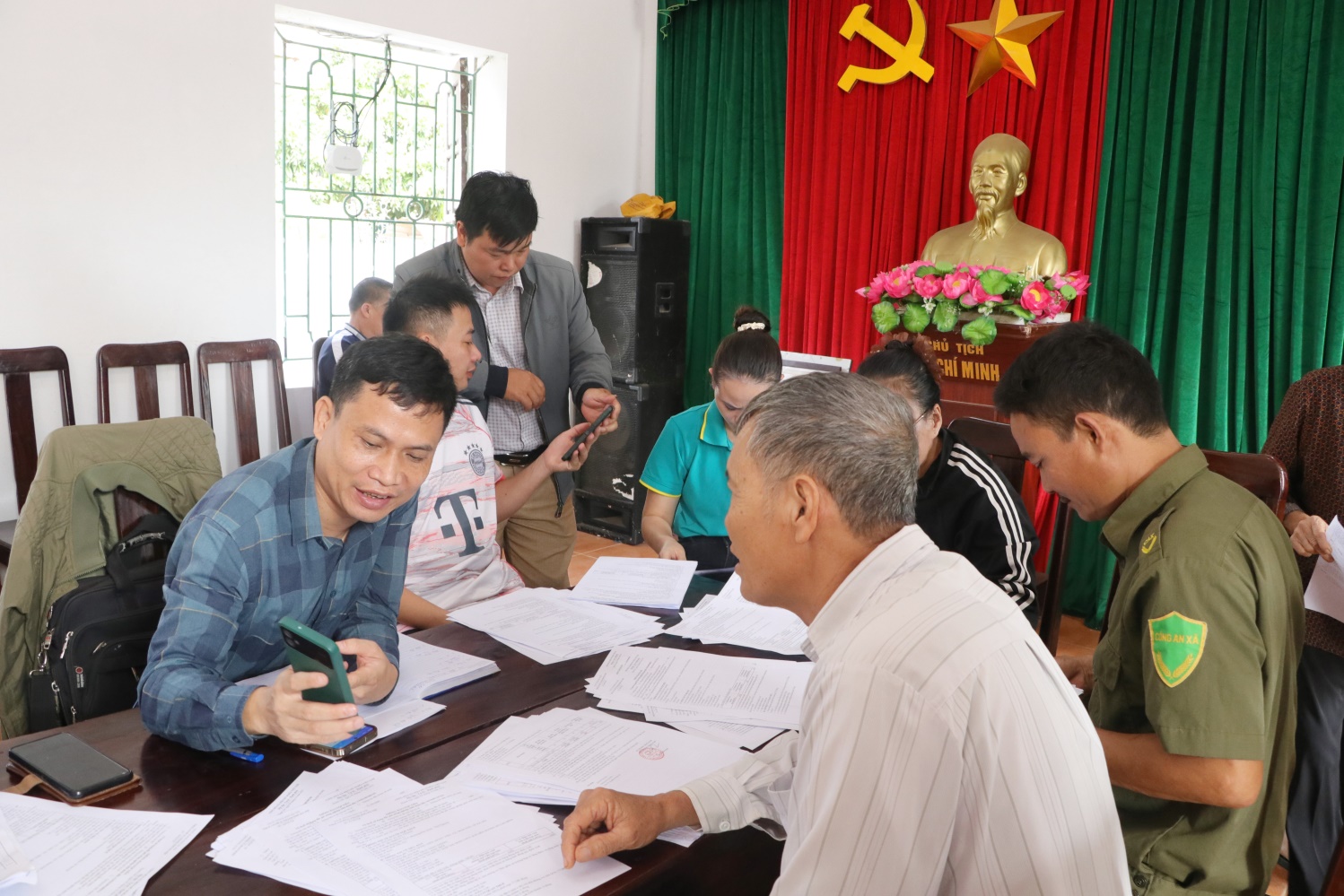 UBND xã Trần Phú: tiếp tục hướng dẫn nhân dân các thôn nộp thuế đất phi nông nghiệp qua Etax mobile- Ảnh 2.
