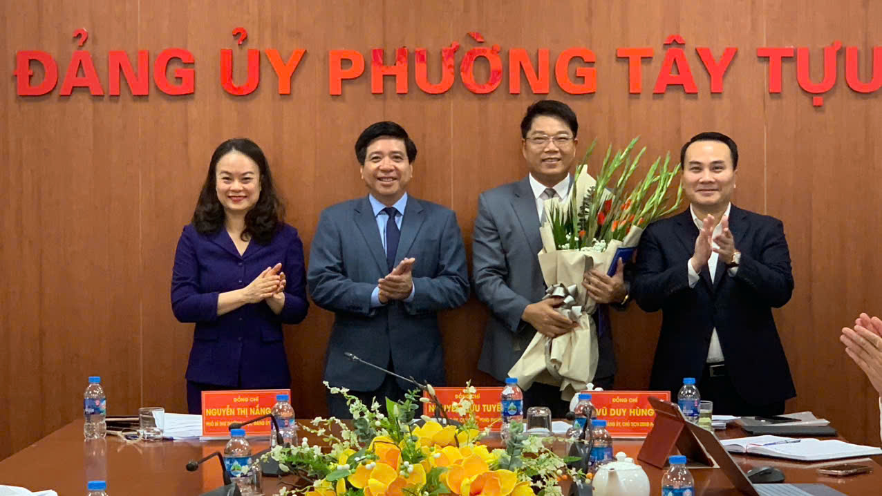 Đảng ủy phường Tây Tựu tổ chức Hội nghị công bố và trao các quyết định về công tác cán bộ- Ảnh 2.