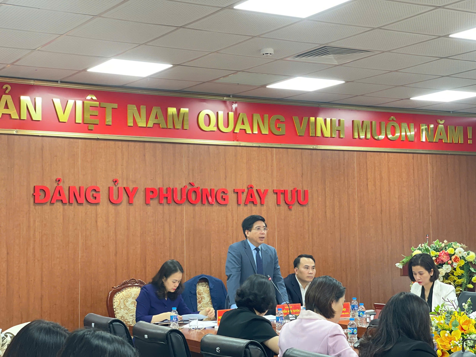 Đảng ủy phường Tây Tựu tổ chức Hội nghị công bố và trao các quyết định về công tác cán bộ- Ảnh 3.