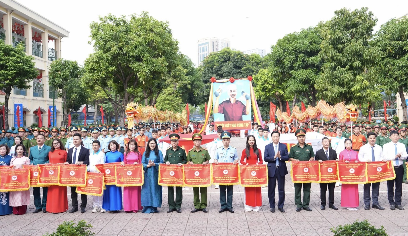 C:\Users\Admin\AppData\Local\Microsoft\Windows\INetCache\Content.Word\tặng cờ lưu niệm đăng bài.jpg