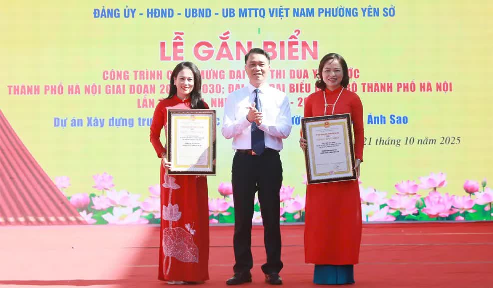 Đảng ủy - HĐND - UBND - Ủy ban MTTQ Việt Nam phường Yên Sở tổ chức Gắn biển công trình cho hai dự án giáo dục trọng điểm- Ảnh 1.