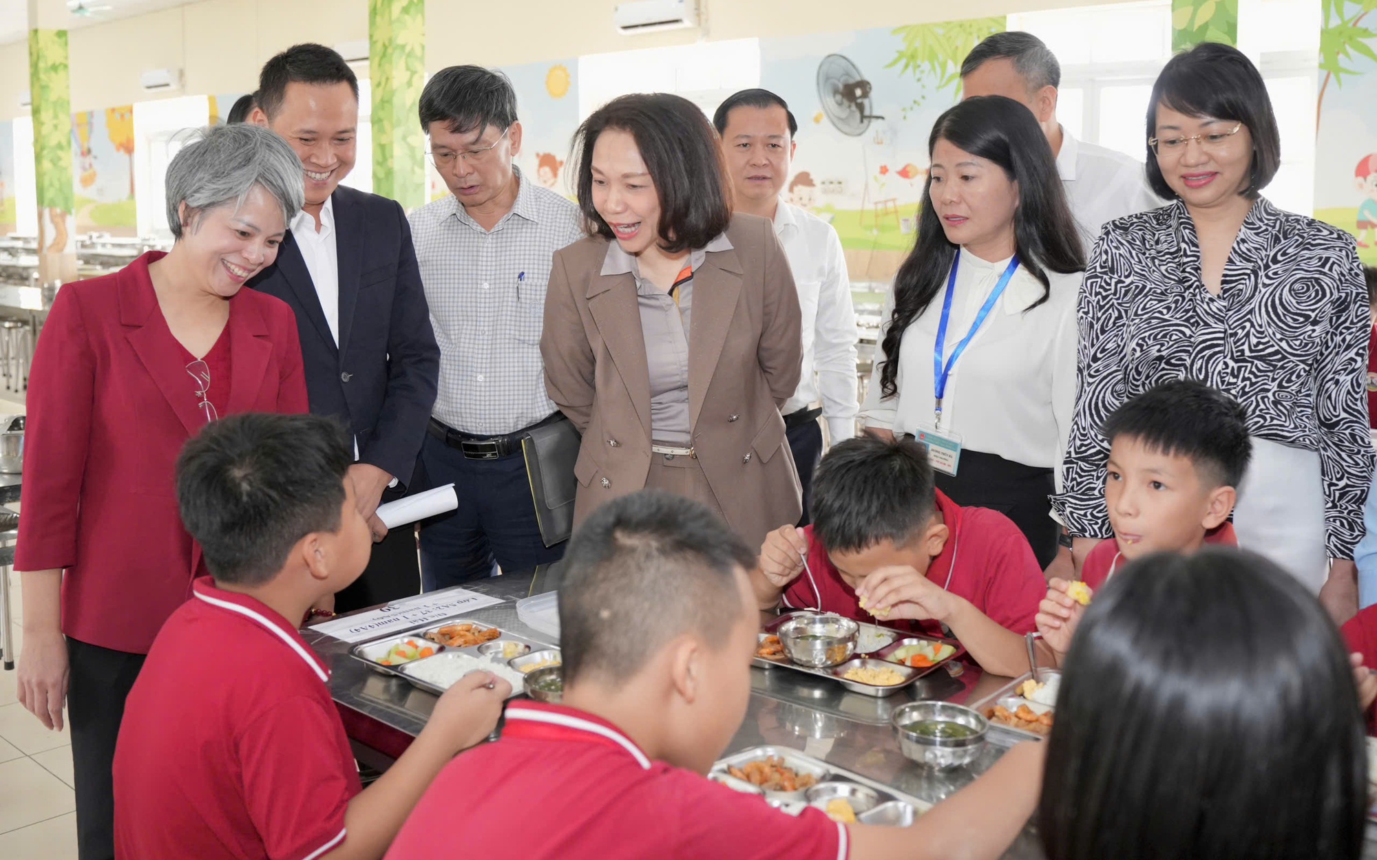 Phó Chủ tịch UBND TP Hà Nội Vũ Thu Hà kiểm tra đột xuất công tác thí điểm tổ chức bữa ăn bán trú cho học sinh