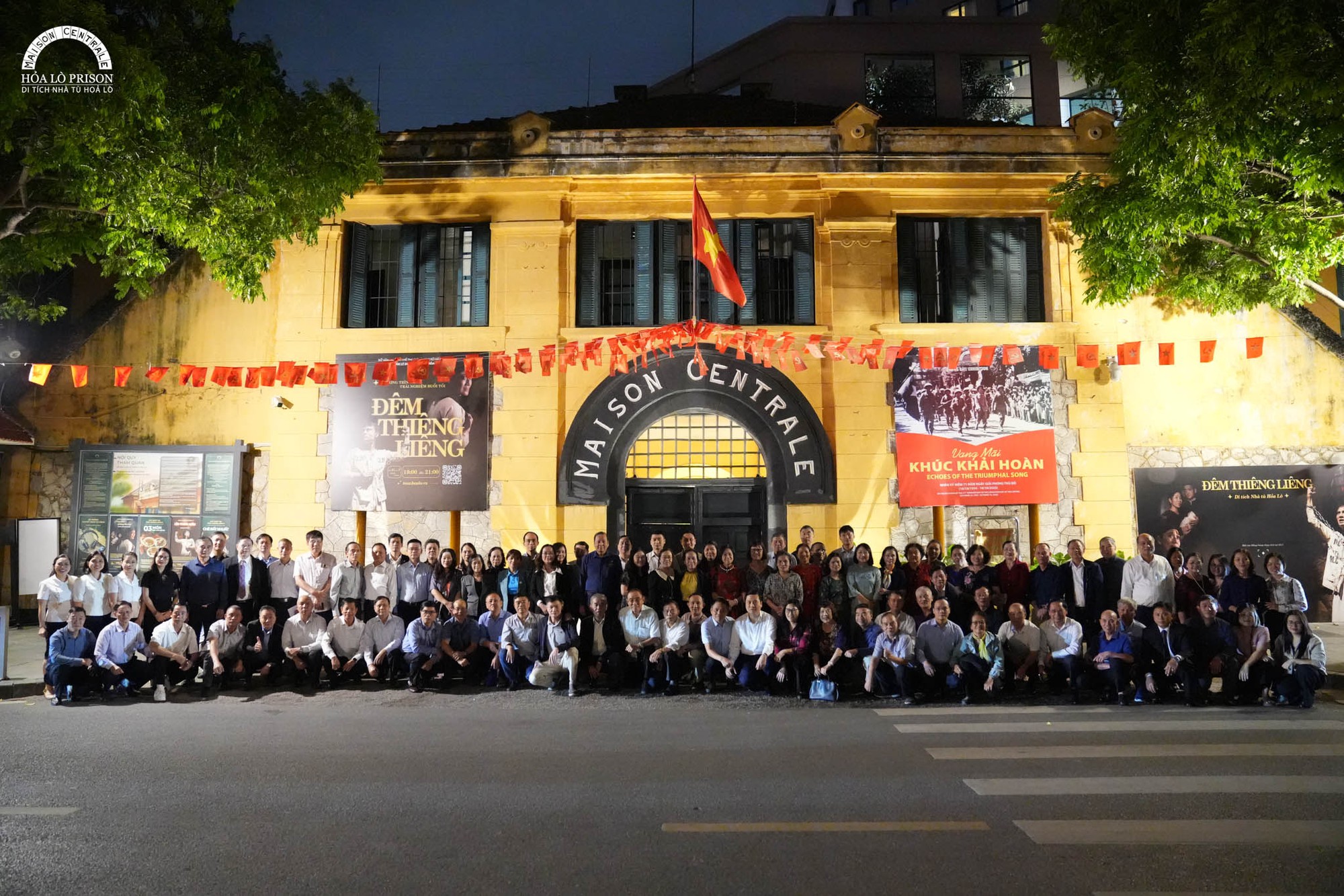 Đảng uỷ phường Yên Hoà tổ chức Chương trình về nguồn tại di tích lịch sử Nhà tù Hoả Lò- Ảnh 1.