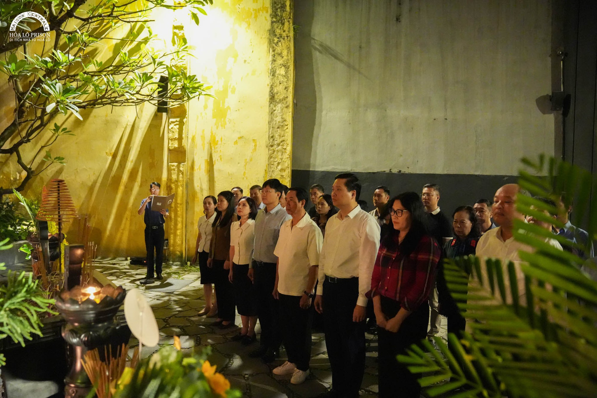 Đảng uỷ phường Yên Hoà tổ chức Chương trình về nguồn tại di tích lịch sử Nhà tù Hoả Lò- Ảnh 2.