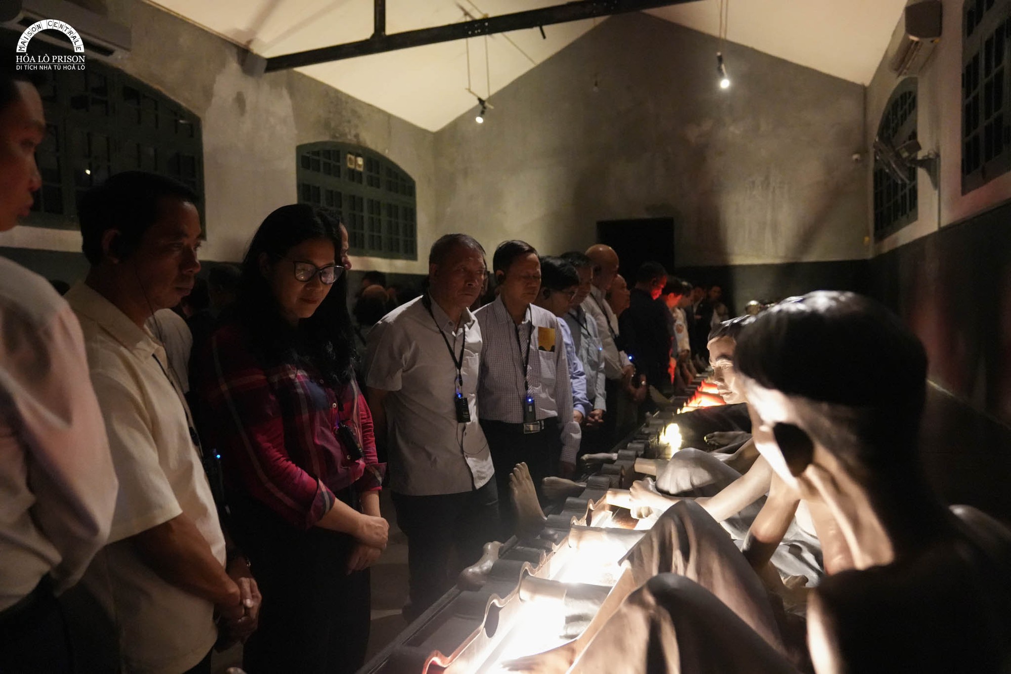 Đảng uỷ phường Yên Hoà tổ chức Chương trình về nguồn tại di tích lịch sử Nhà tù Hoả Lò- Ảnh 3.