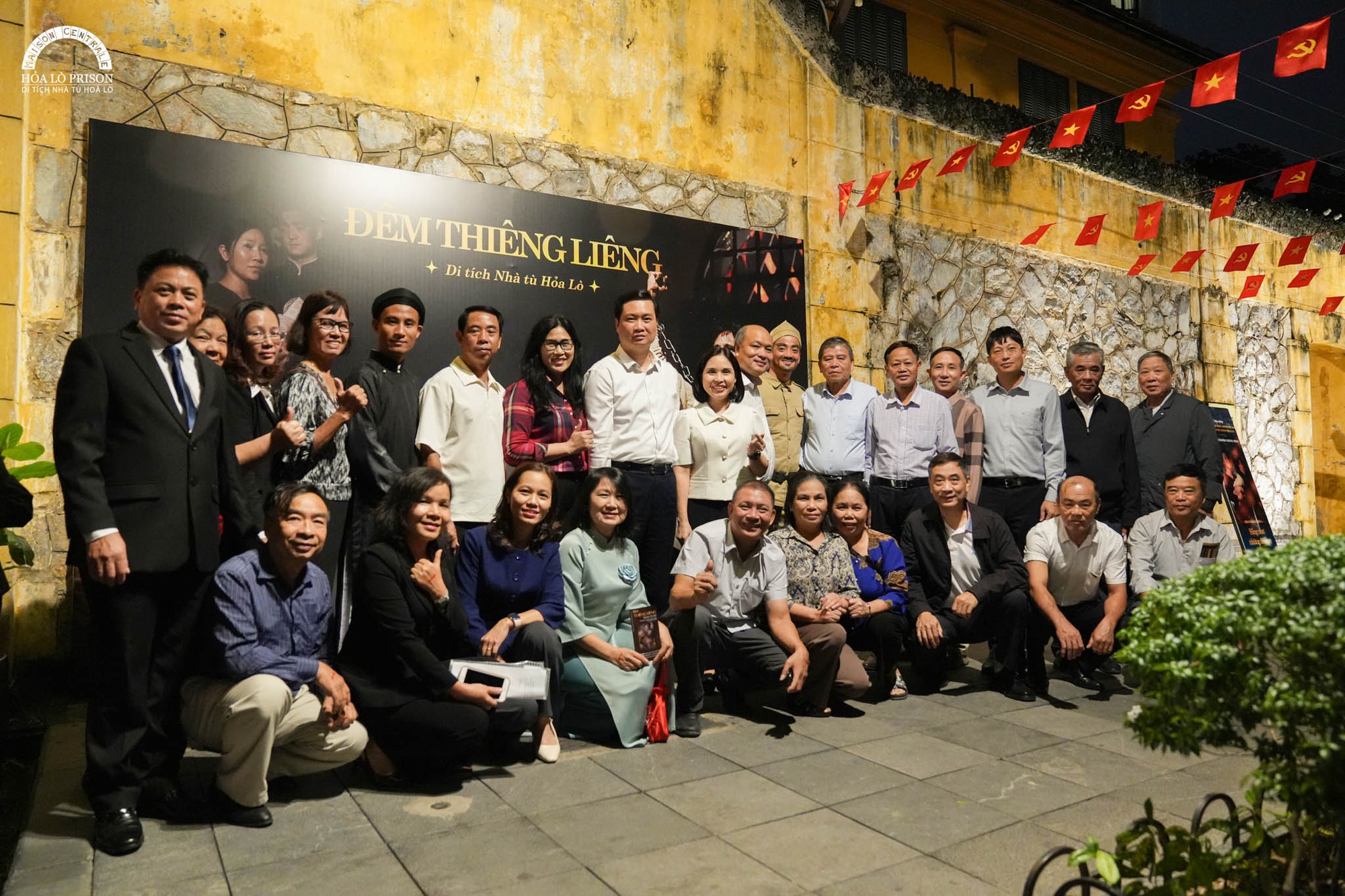 Đảng uỷ phường Yên Hoà tổ chức Chương trình về nguồn tại di tích lịch sử Nhà tù Hoả Lò- Ảnh 4.