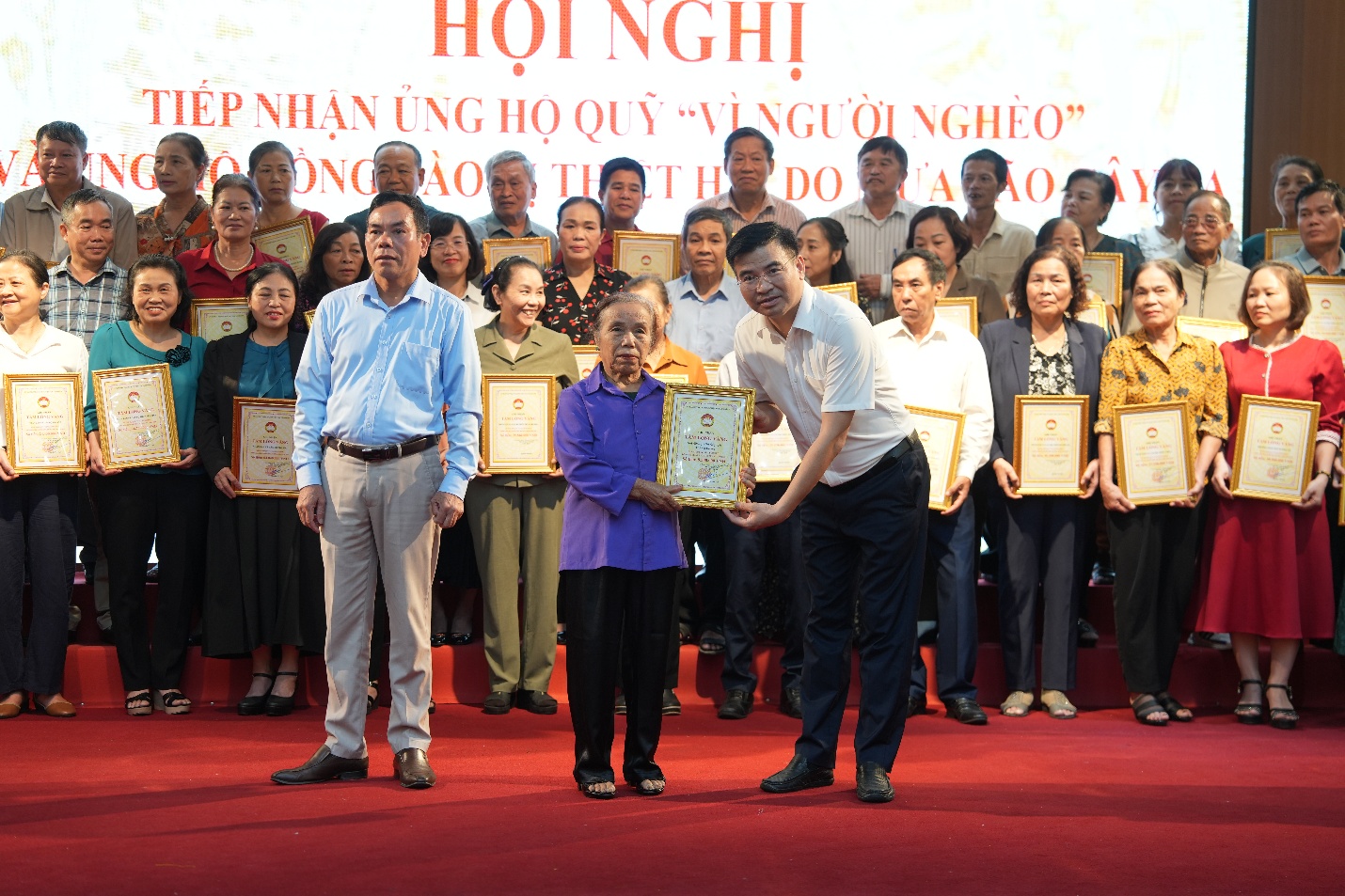 Xã Gia Lâm tổ chức hội nghị tiếp nhận ủng hộ quỹ “vì người nghèo” và đồng bào bị thiệt hại do mưa bão- Ảnh 4.