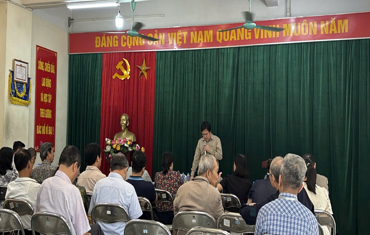 Tiếp tục đẩy mạnh tiến độ thực hiện Thu thuế sử dụng đất phi nông nghiệp năm 2025 và Chiến dịch 90 ngày “làm giàu, làm sạch cơ sở dữ liệu quốc gia về đất đai” trên địa bàn phường- Ảnh 2.