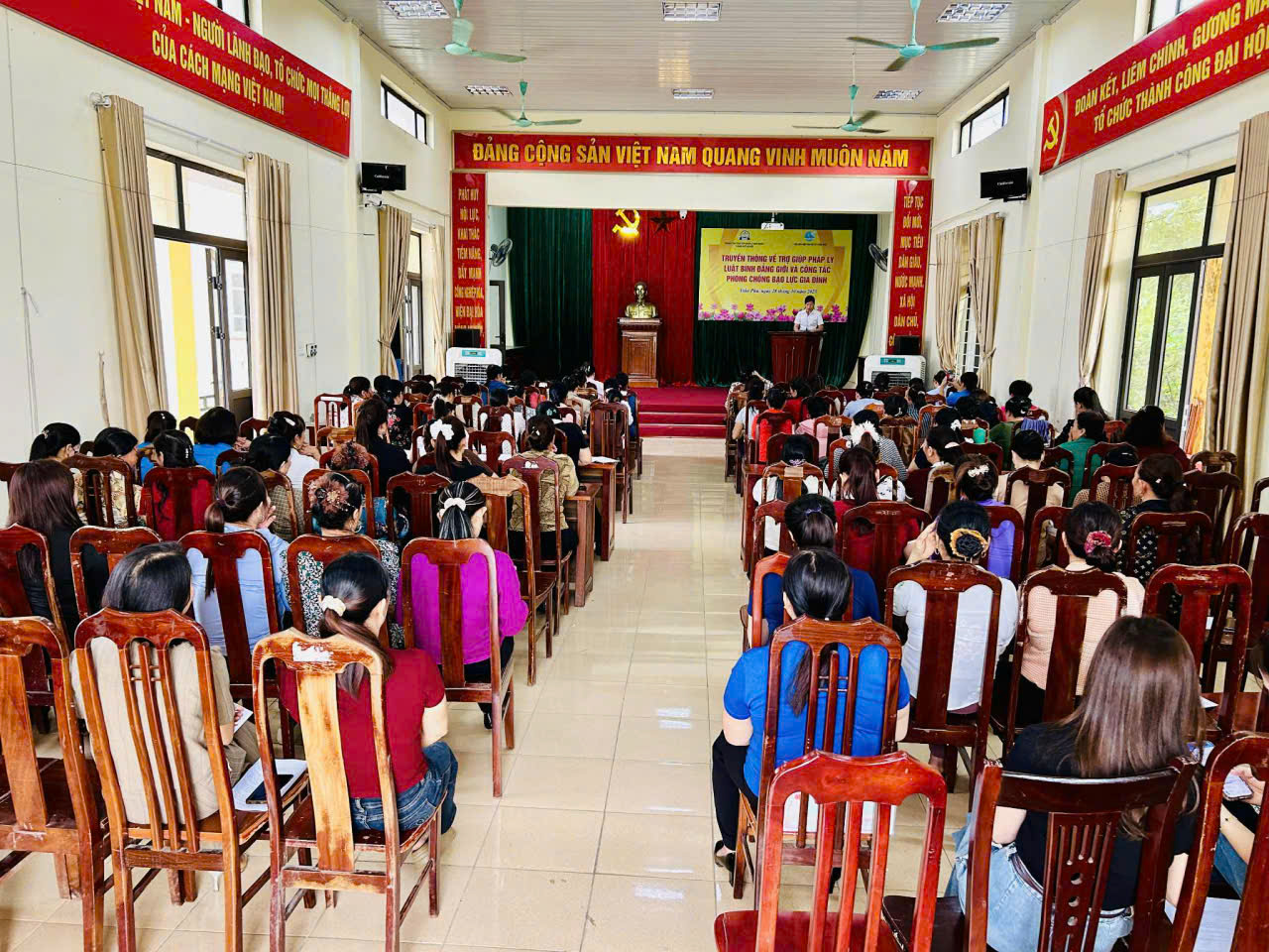 A group of people sitting in chairs in a room  AI-generated content may be incorrect.