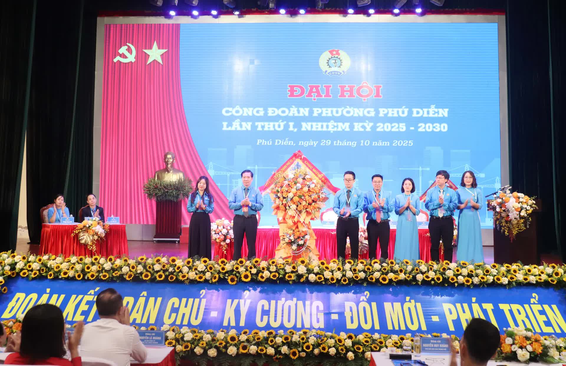 Công đoàn phường Phú Diễn: đẩy mạnh chuyển đổi số, chăm lo, bảo vệ quyền lợi người lao động- Ảnh 1.