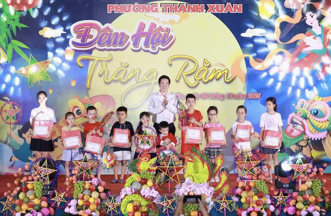 Tưng bừng đêm hội trăng rằm phường Thanh Xuân- Ảnh 1.