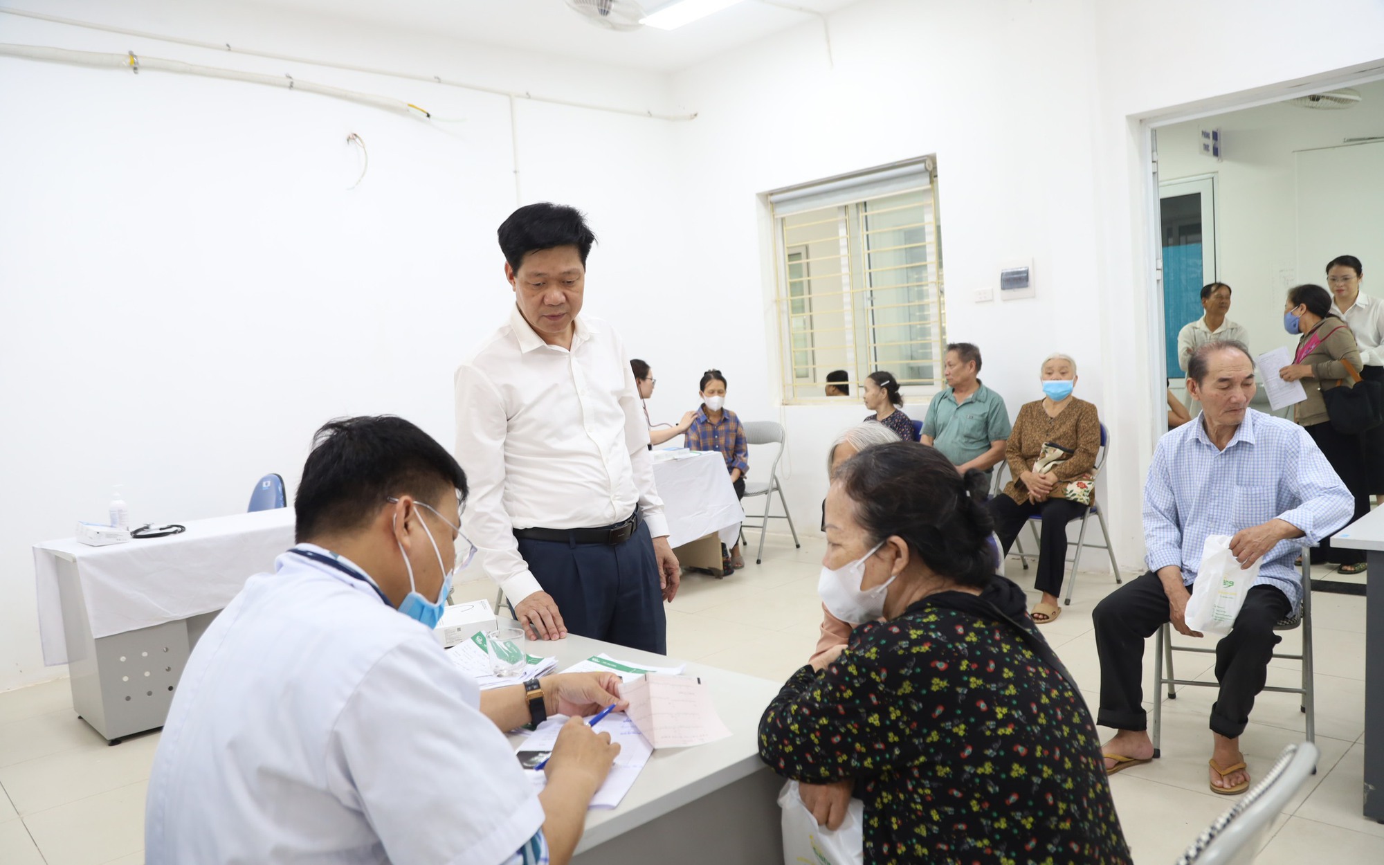 Phó Chủ tịch UBND xã Quang Minh Phạm Anh Tuấn kiểm tra, động viên công tác khám sức khỏe toàn dân 