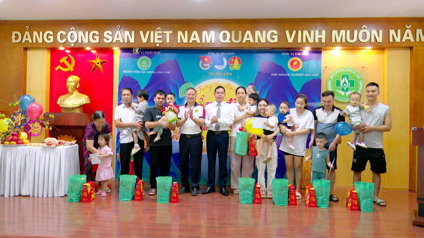 Chương trình “Trung thu cho em – Lồng đèn thắp sáng ước mơ” tại Bệnh viện Đa khoa Gia Lâm- Ảnh 3.