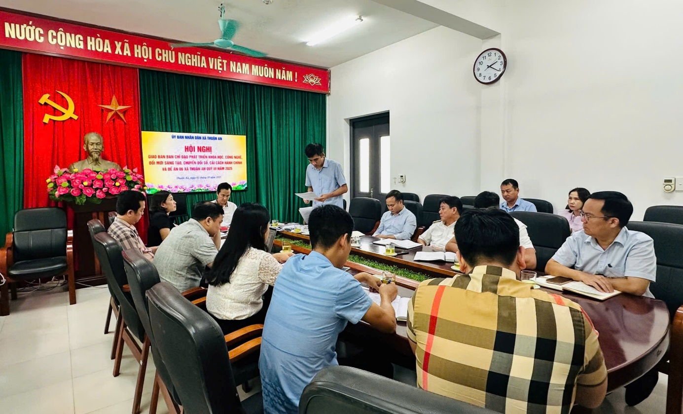 Ảnh có chứa trang phục, đồ đạc, trong nhà, văn bản  Nội dung do AI tạo ra có thể không chính xác.