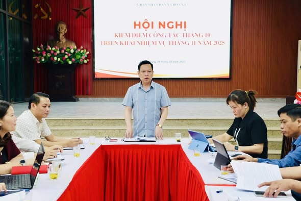 UBND XÃ GIAO BAN KIỂM ĐIỂM KẾT QUẢ THỰC HIỆN NHIỆM VỤ THÁNG 10 VÀ TRIỂN KHAI NHIỆM VỤ TRỌNG TÂM THÁNG 11/2025- Ảnh 1.