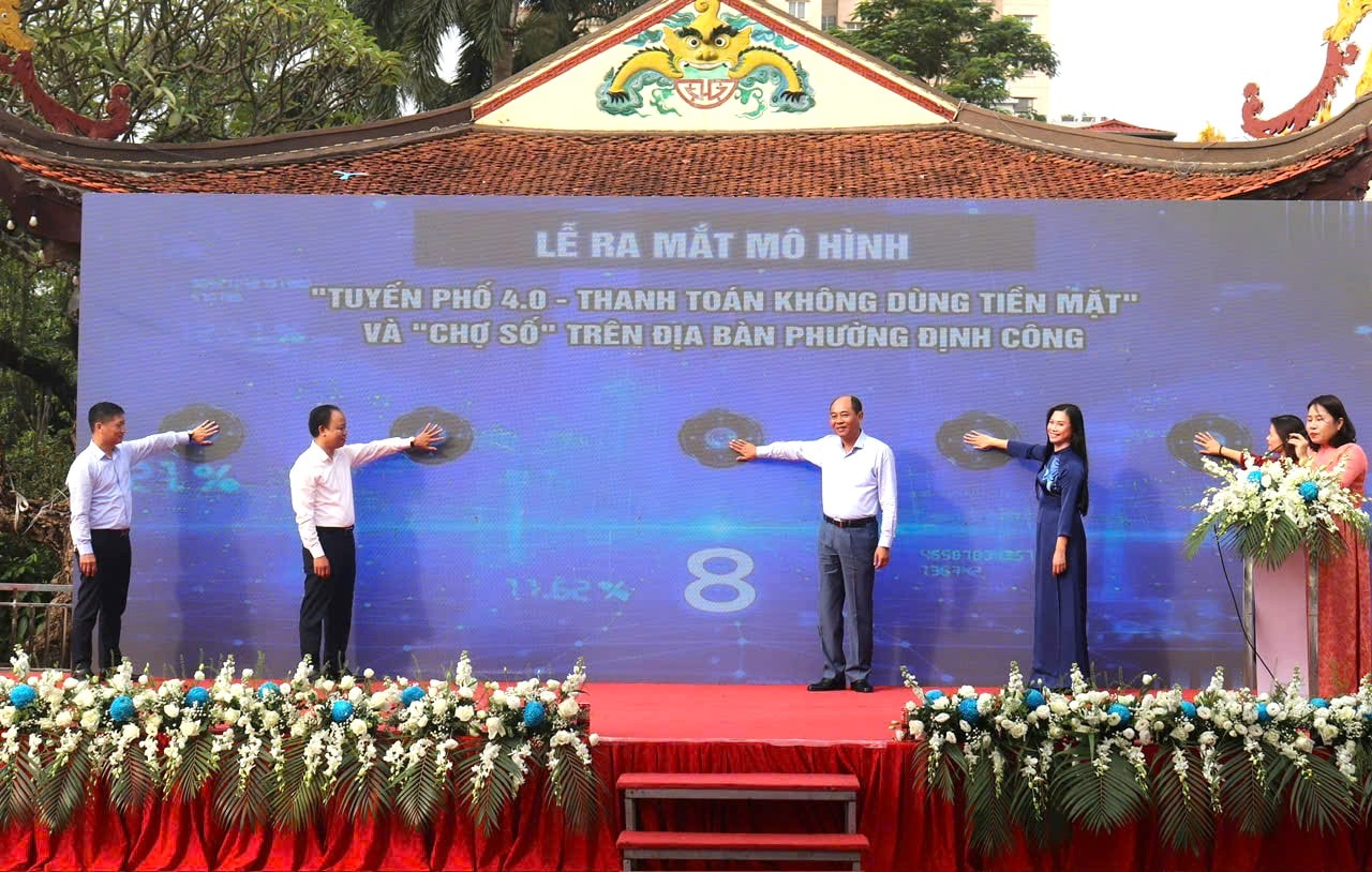 Phường Định Công ra mắt tuyến phố 4.0, thanh toán chỉ bằng quét mã QR- Ảnh 1.