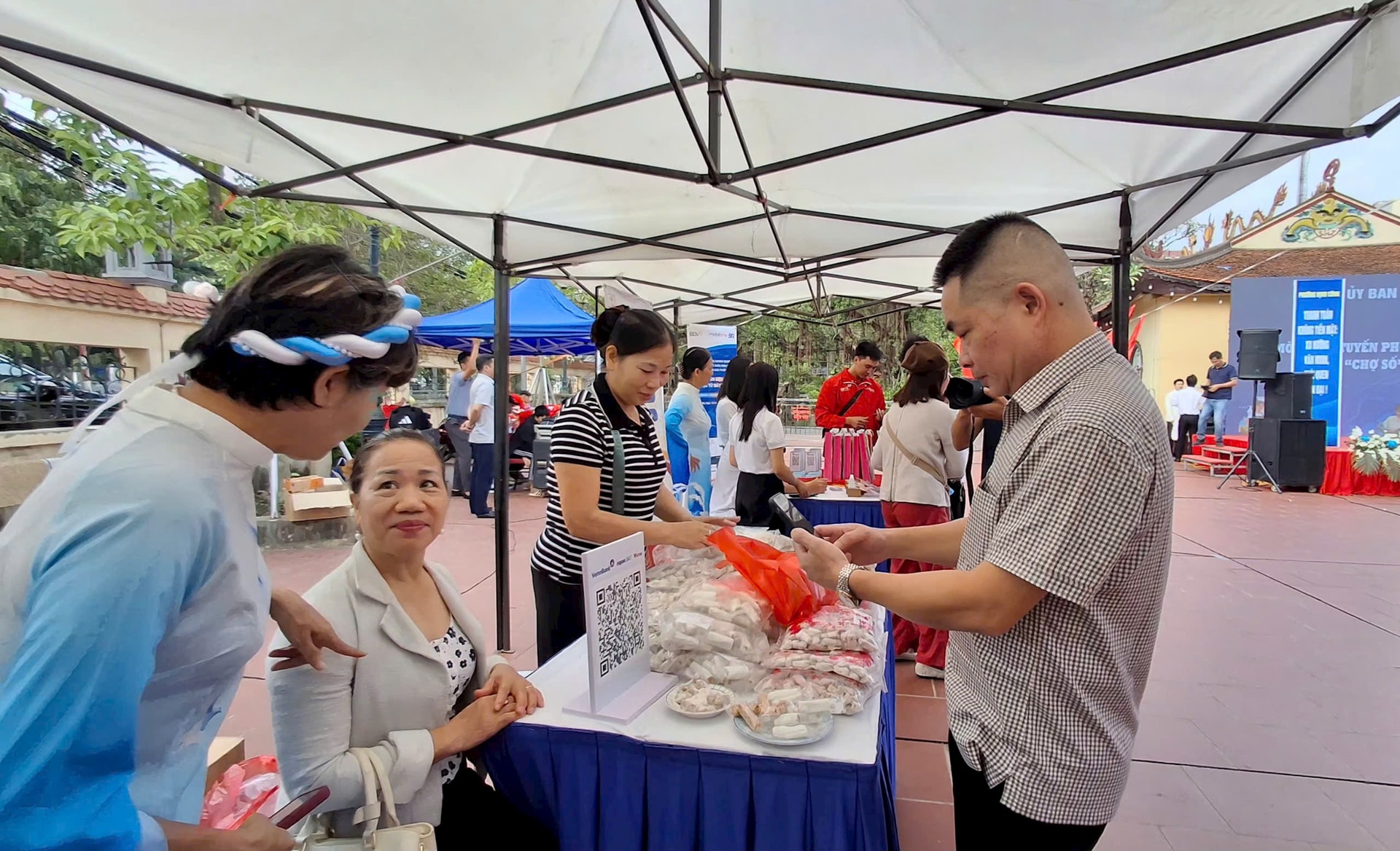 Phường Định Công ra mắt tuyến phố 4.0, thanh toán chỉ bằng quét mã QR- Ảnh 4.