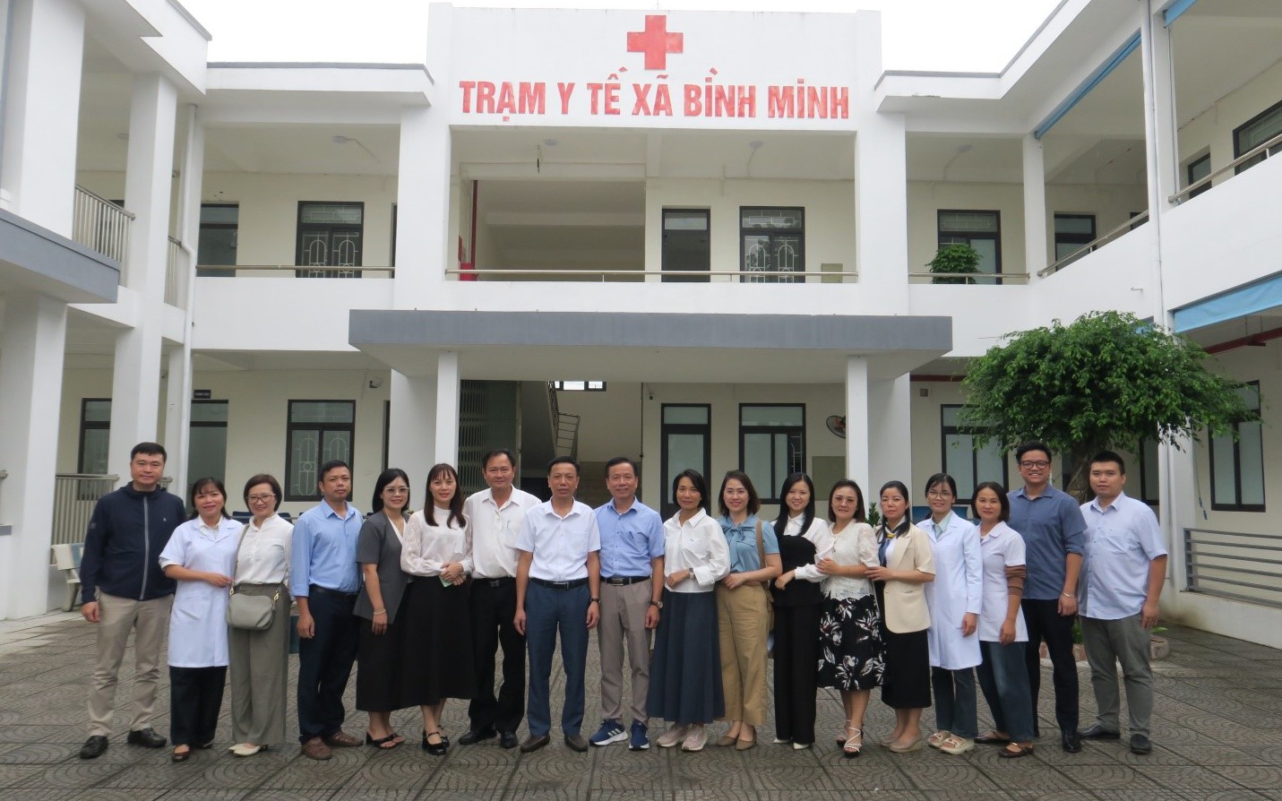 Ảnh: Đoàn công tác chụp ảnh lưu niệm cùng TT Trạm Y tế xã