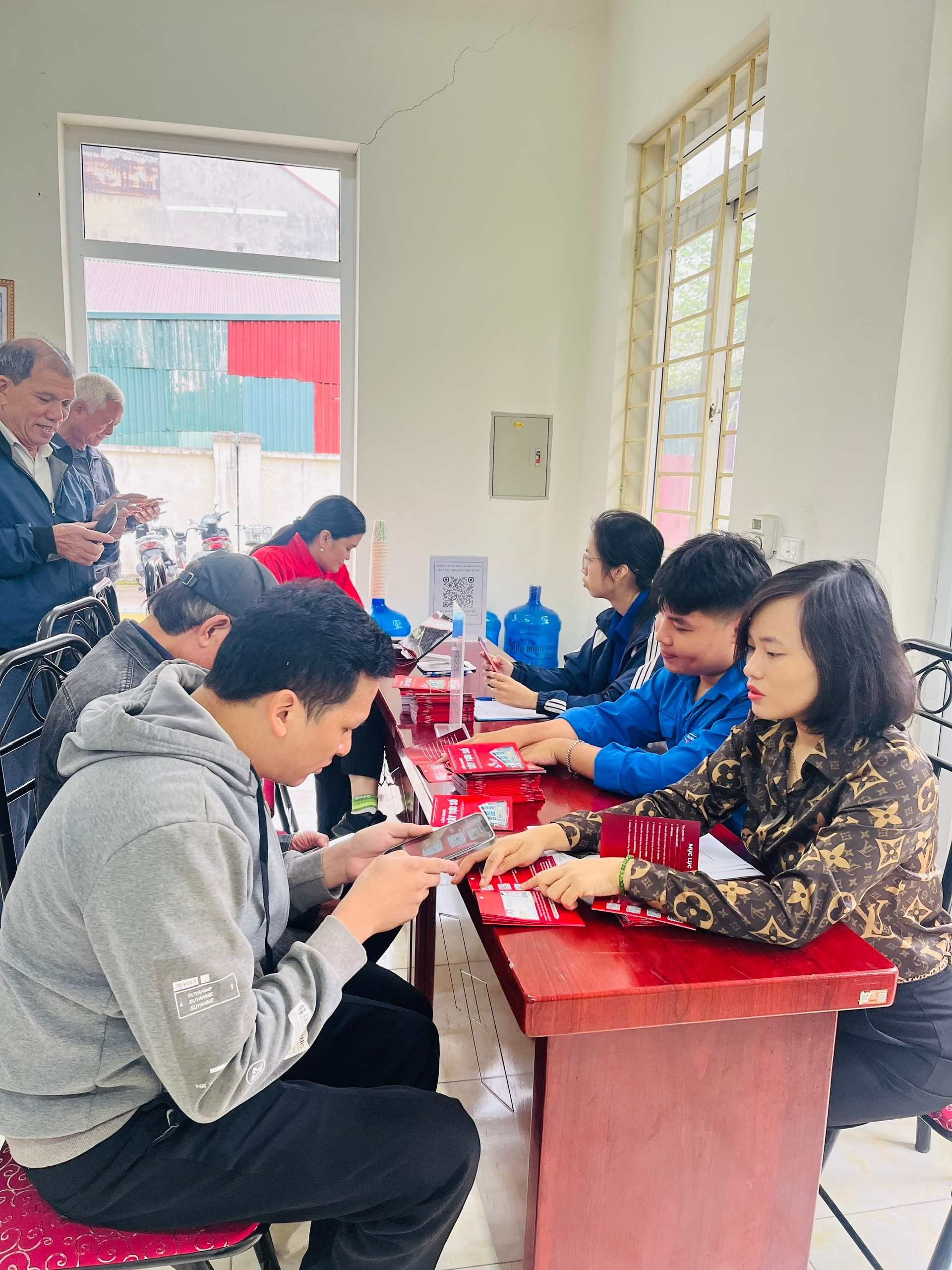 “Cẩm nang Tây Tựu số” - Đưa công nghệ số đến gần người dân hơn- Ảnh 2.