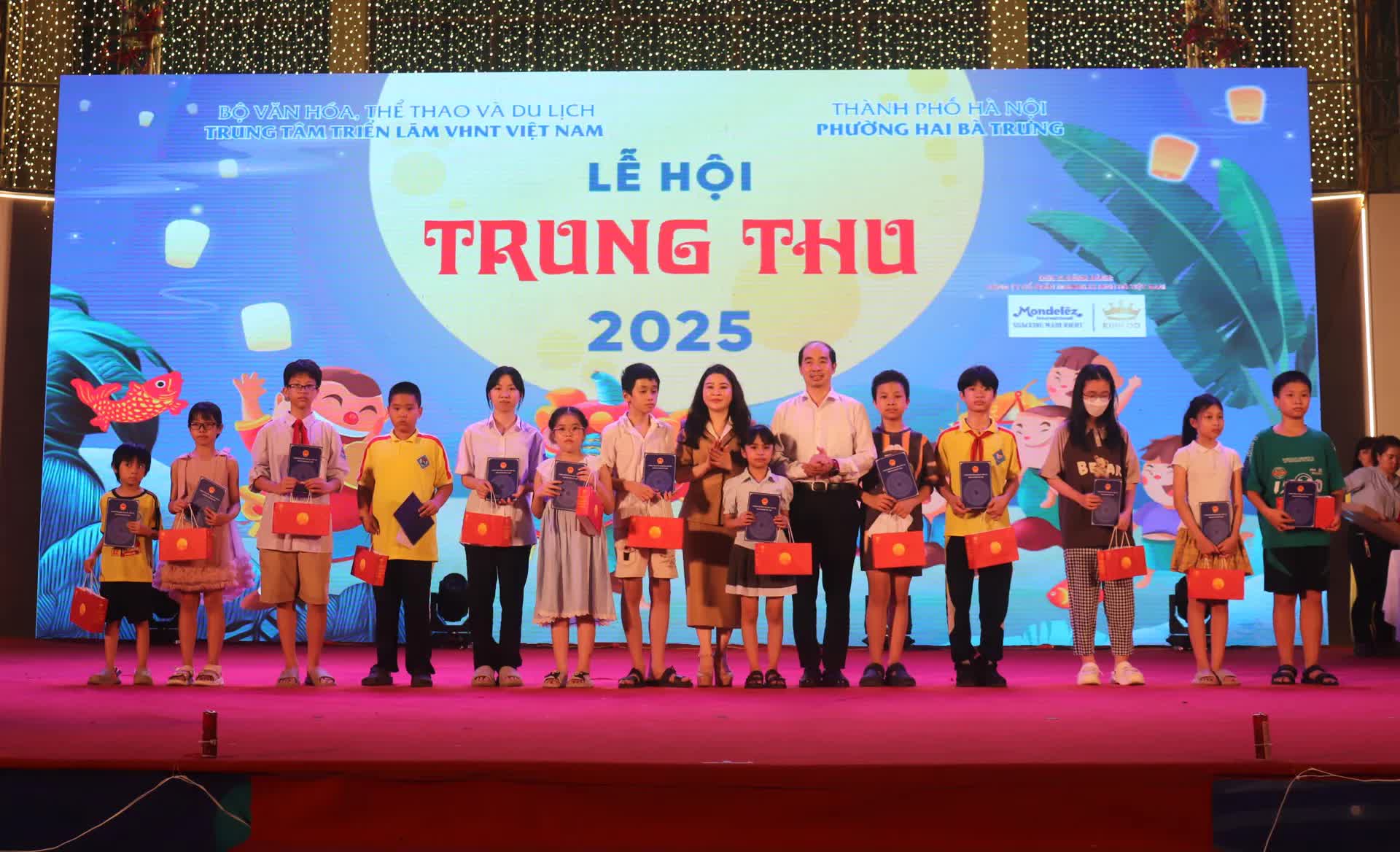 Phường Hai Bà Trưng mang Trung thu ấm áp đến với những thiếu nhi có hoàn cảnh đặc biệt- Ảnh 1.