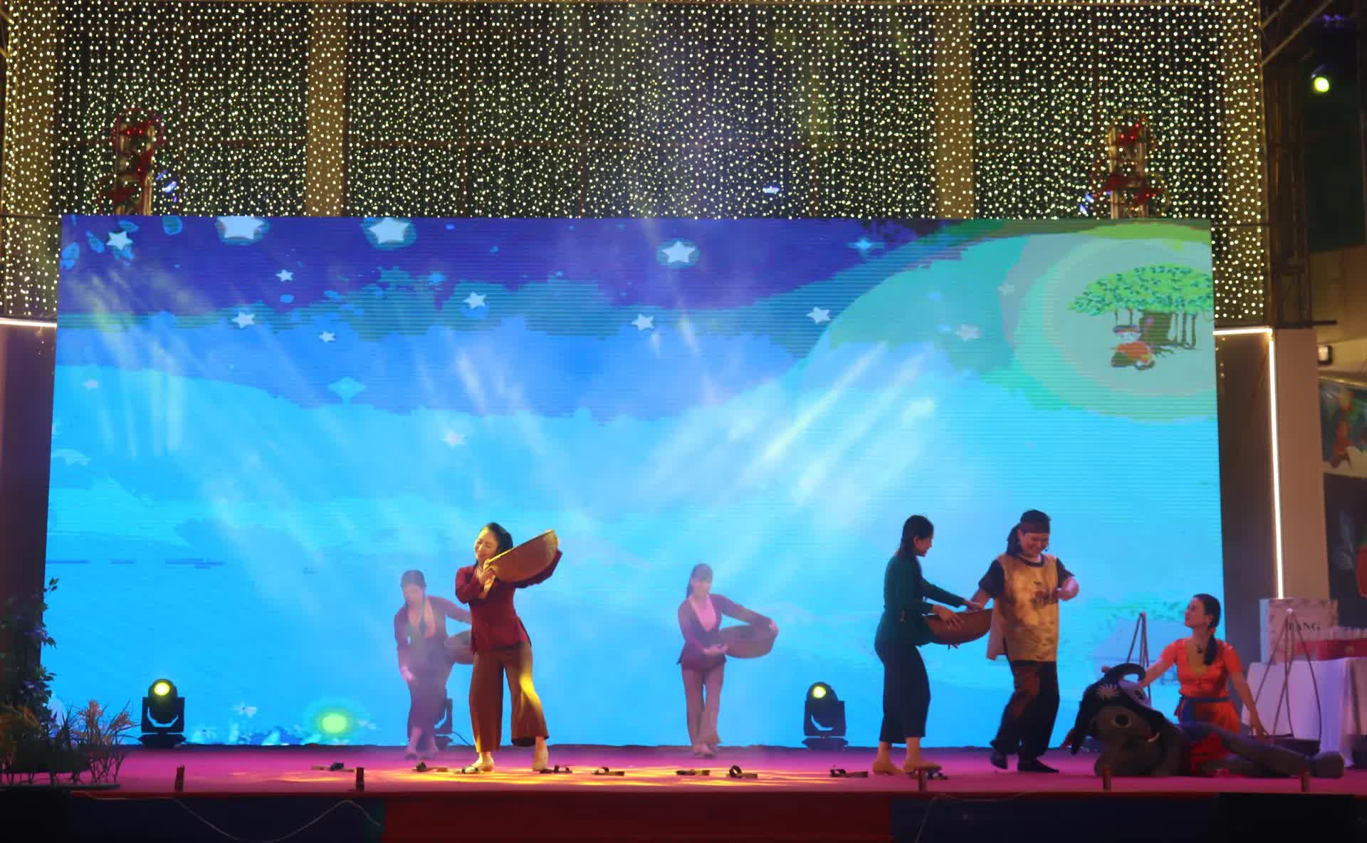 Phường Hai Bà Trưng mang Trung thu ấm áp đến với những thiếu nhi có hoàn cảnh đặc biệt- Ảnh 8.