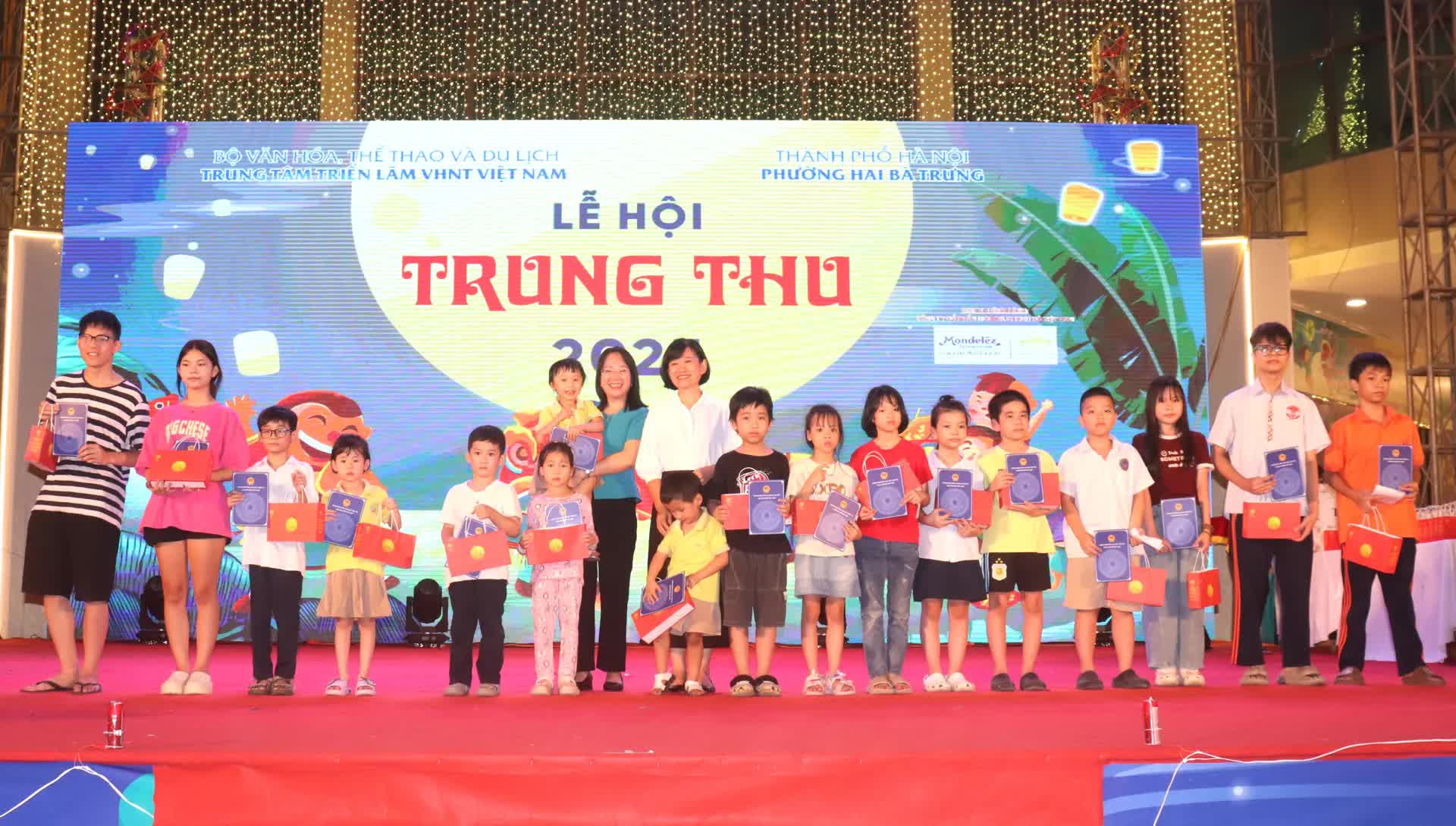 Phường Hai Bà Trưng mang Trung thu ấm áp đến với những thiếu nhi có hoàn cảnh đặc biệt- Ảnh 2.