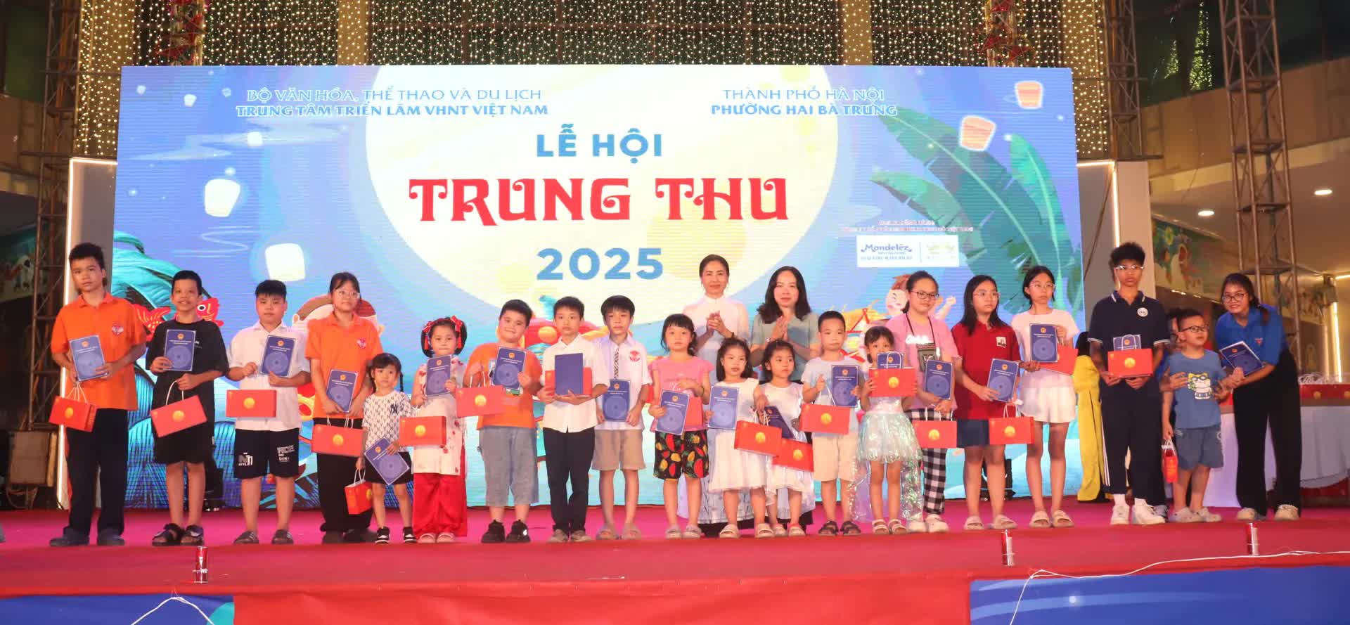 Phường Hai Bà Trưng mang Trung thu ấm áp đến với những thiếu nhi có hoàn cảnh đặc biệt- Ảnh 3.