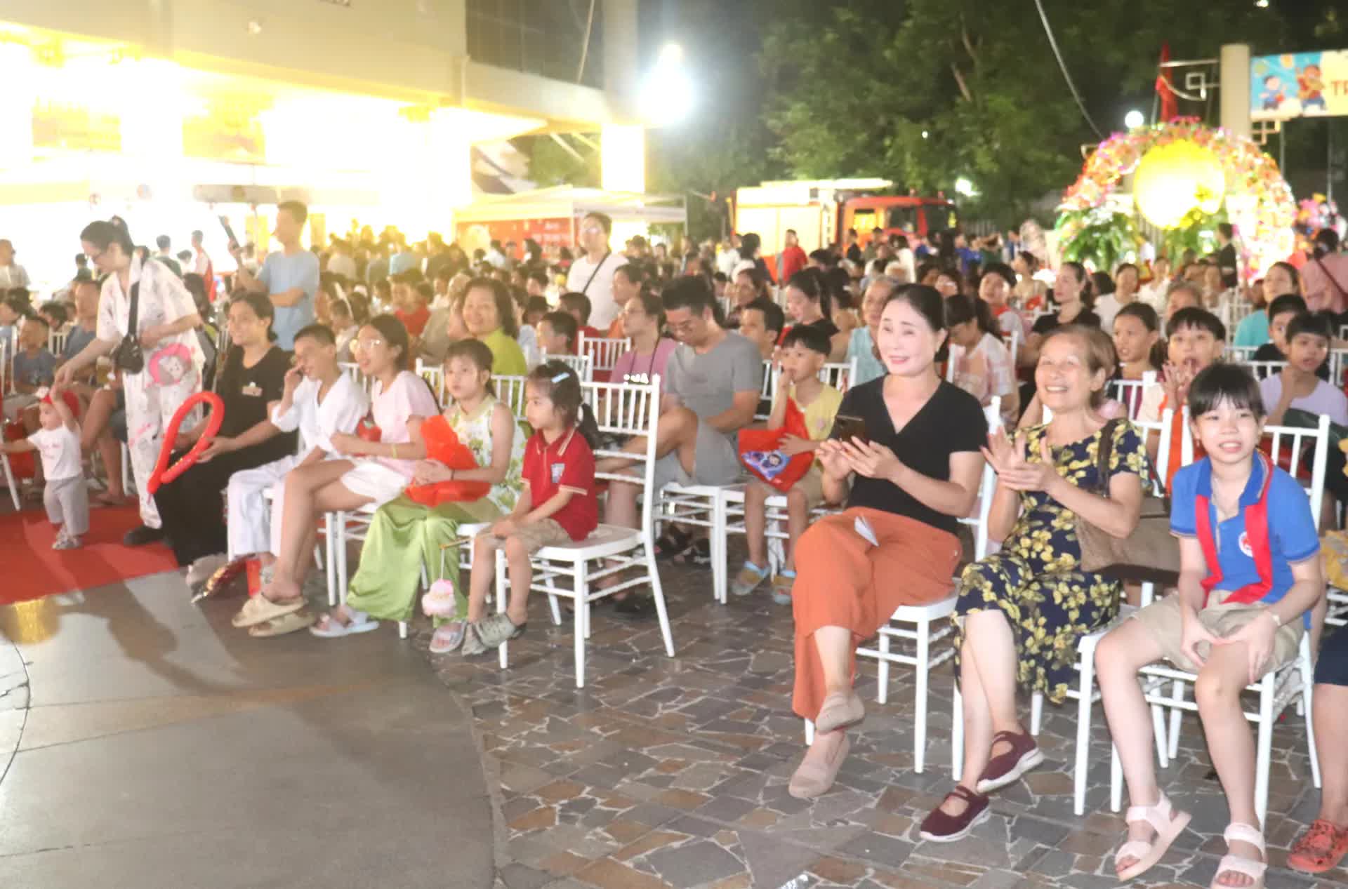 Phường Hai Bà Trưng mang Trung thu ấm áp đến với những thiếu nhi có hoàn cảnh đặc biệt- Ảnh 6.