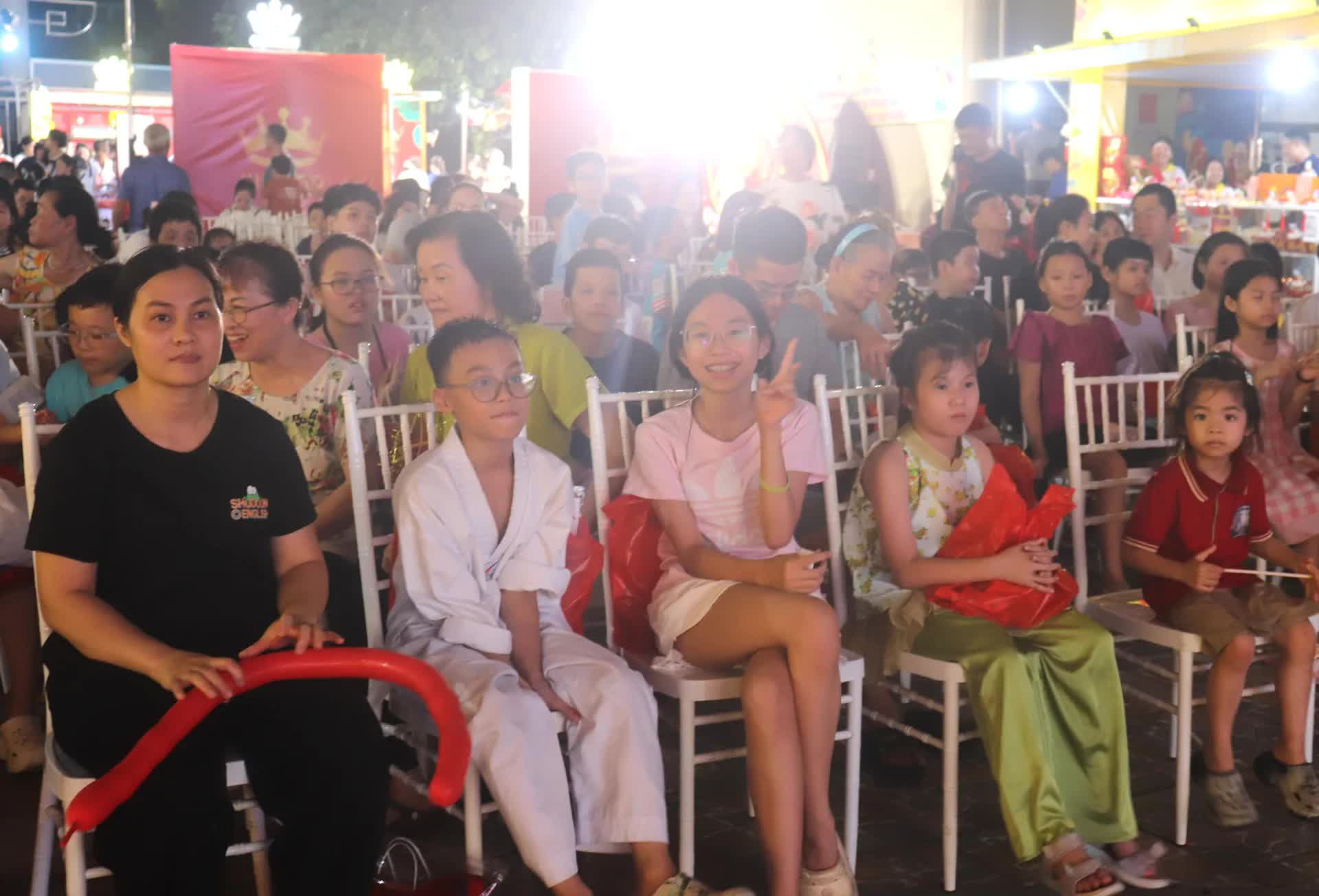 Phường Hai Bà Trưng mang Trung thu ấm áp đến với những thiếu nhi có hoàn cảnh đặc biệt- Ảnh 7.