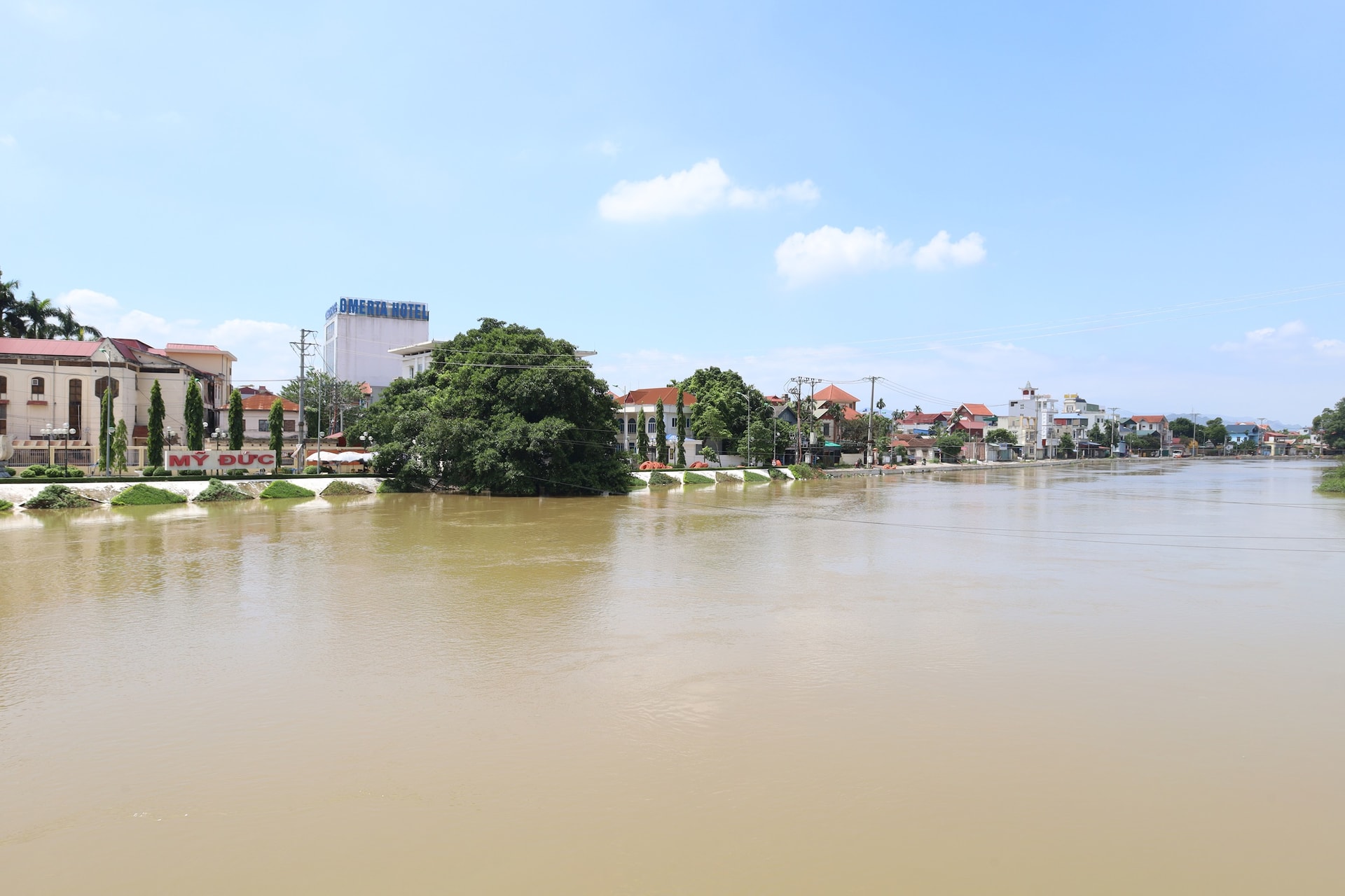 Bão số 11 hướng vào miền Bắc, Hà Nội mưa rất lớn- Ảnh 1.