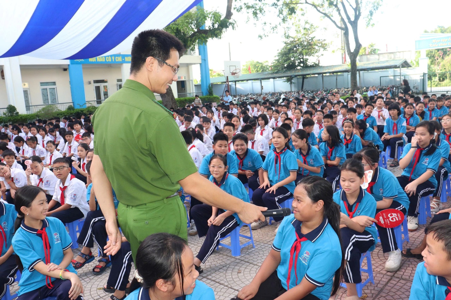 A person standing in front of a group of students  AI-generated content may be incorrect.