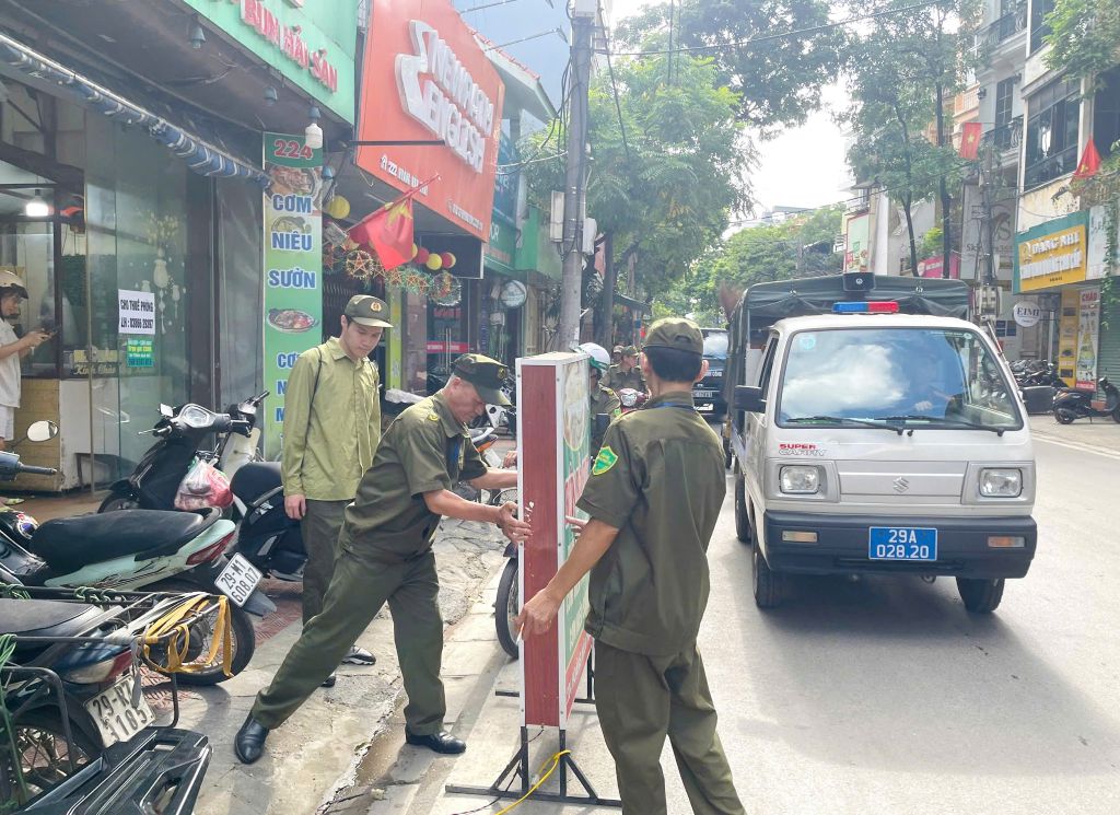 Ban Chỉ đạo 197 phường Phương Liệt ra quân đảm bảo văn minh đô thị chào mừng kỷ niệm 71 năm Giải phóng Thủ đô 10/10/2025 và Đại hội đại biểu lần thứ 18 Đảng bộ thành phố Hà Nội- Ảnh 4.