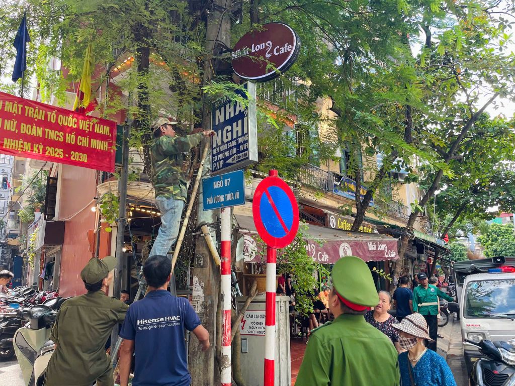 Ban Chỉ đạo 197 phường Phương Liệt ra quân đảm bảo văn minh đô thị chào mừng kỷ niệm 71 năm Giải phóng Thủ đô 10/10/2025 và Đại hội đại biểu lần thứ 18 Đảng bộ thành phố Hà Nội- Ảnh 5.