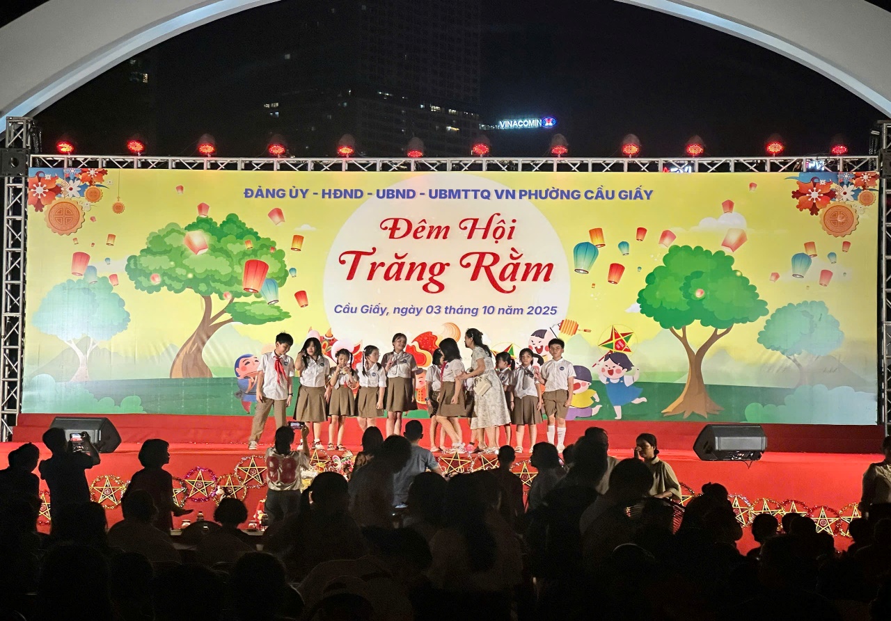 Công an phường Cầu Giấy đảm bảo an ninh trật tự, an toàn giao thông tại "Đêm hội trăng rằm"- Ảnh 1.