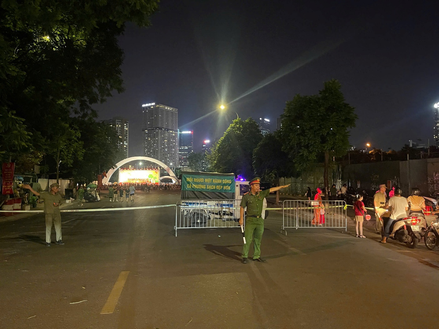 Công an phường Cầu Giấy đảm bảo an ninh trật tự, an toàn giao thông tại "Đêm hội trăng rằm"- Ảnh 2.