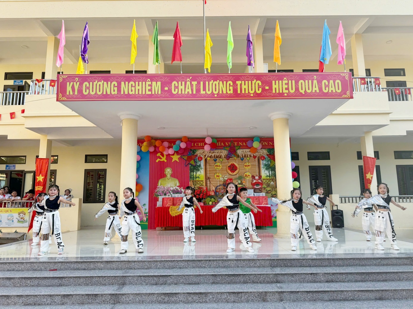 TRƯỜNG MẦM NON MỸ LƯƠNG, TRƯỜNG TIỂU HỌC TRẦN PHÚ B TƯNG BỪNG TỔ CHỨC TẾT TRUNG THU CHO CÁC BÉ- Ảnh 7.
