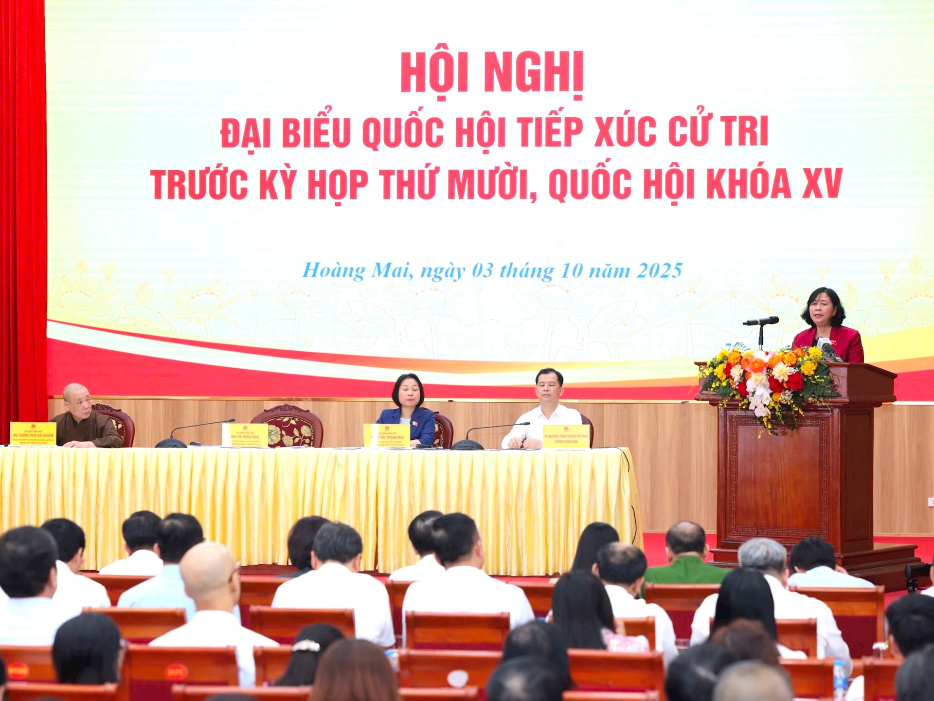 Đồng chí Bí thư Thành ủy Hà Nội tiếp xúc cử tri 11 phường, xã thuộc Đơn vị bầu cử số 4- Ảnh 1.