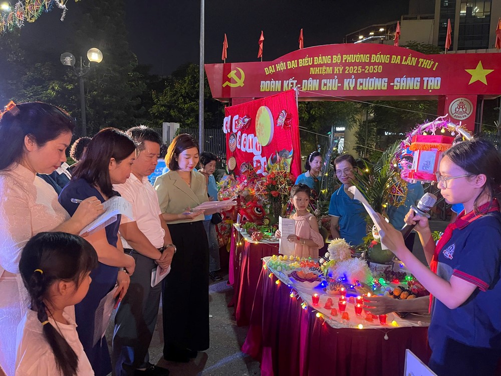 Đêm hội trăng Rằm phường Đống Đa lung linh sắc màu, ngập tràn hạnh phúc- Ảnh 1.