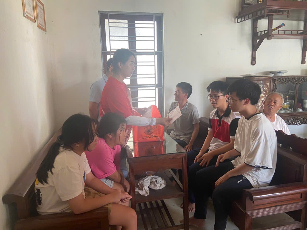 THẮP SÁNG ƯỚC MƠ CHO HỌC SINH NGHÈO VƯỢT KHÓ