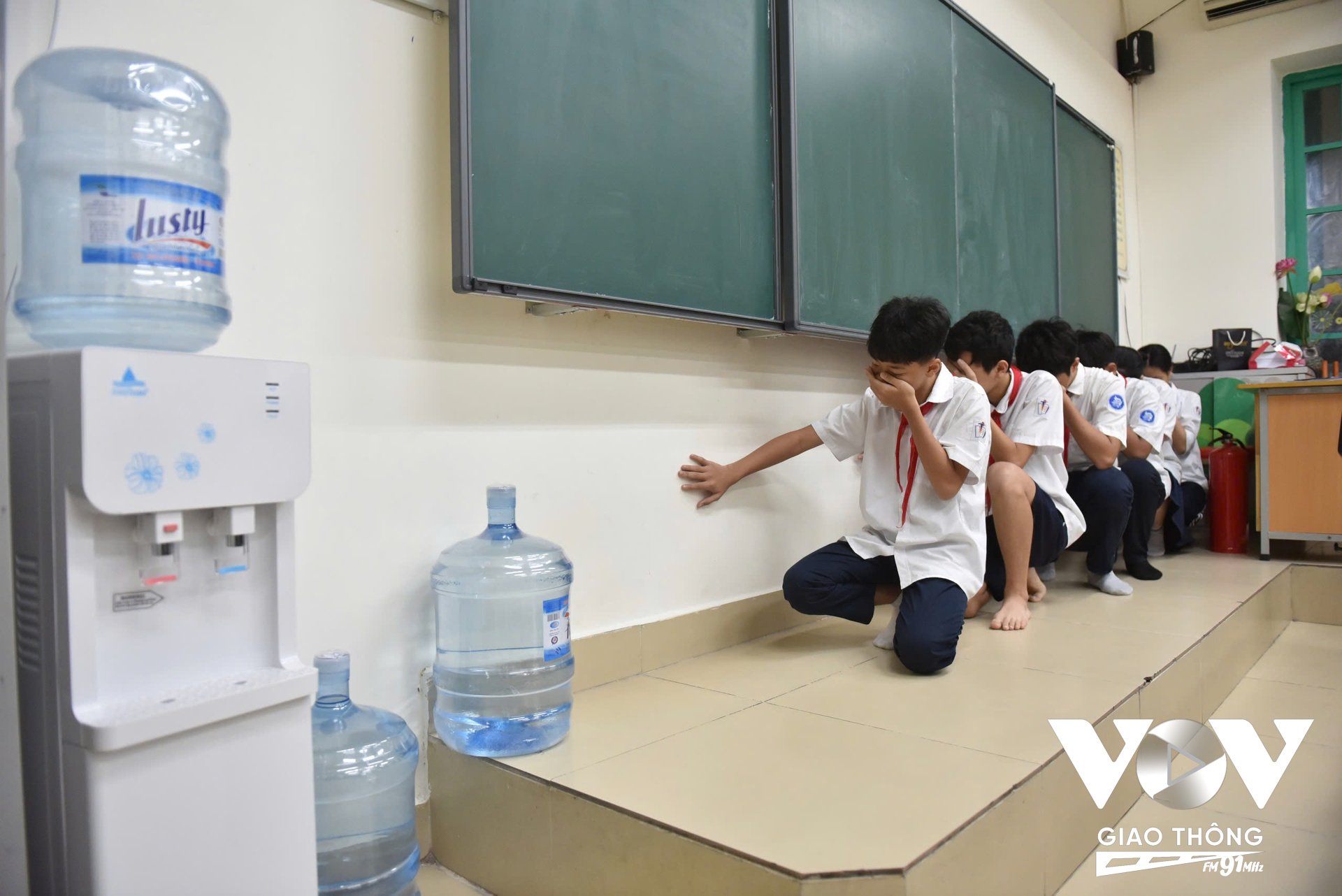 Học sinh được làm quen sớm với kỹ năng PCCC- Ảnh 2.