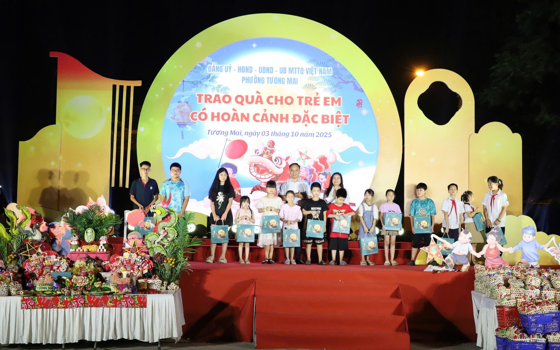 Lãnh đạo phường Tương Mai trao quà cho các trẻ em có hoàn cảnh khó khăn