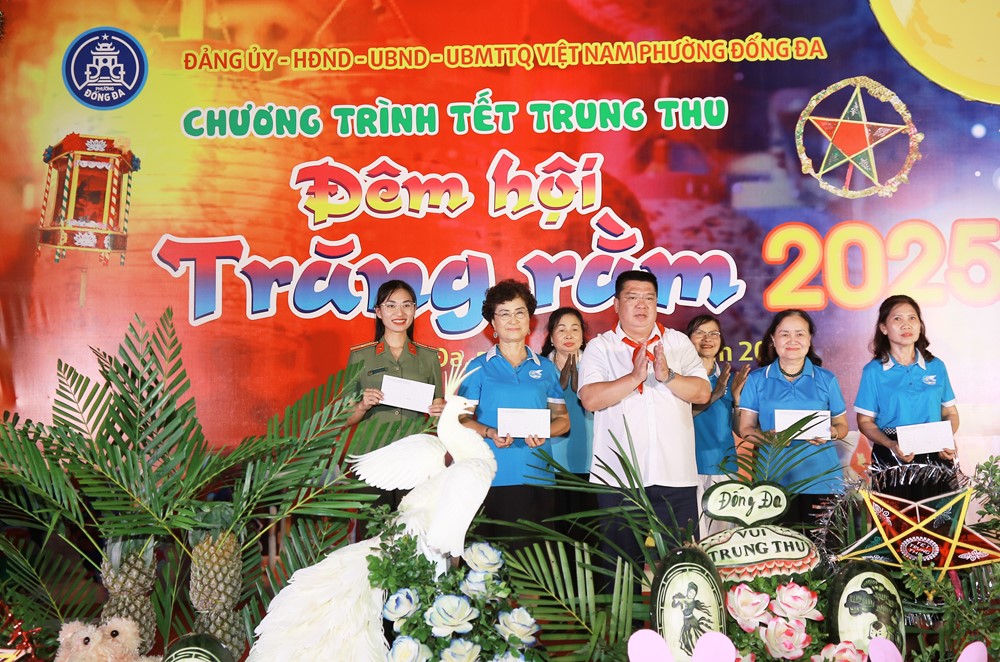 Đêm hội trăng Rằm phường Đống Đa lung linh sắc màu, ngập tràn hạnh phúc- Ảnh 11.