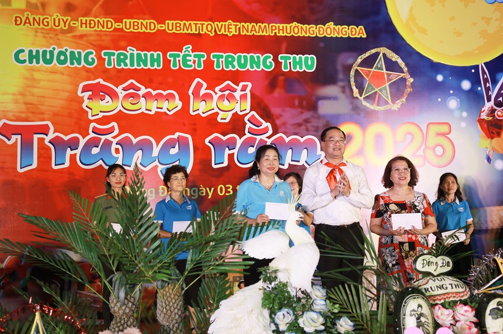 Đêm hội trăng Rằm phường Đống Đa lung linh sắc màu, ngập tràn hạnh phúc- Ảnh 12.