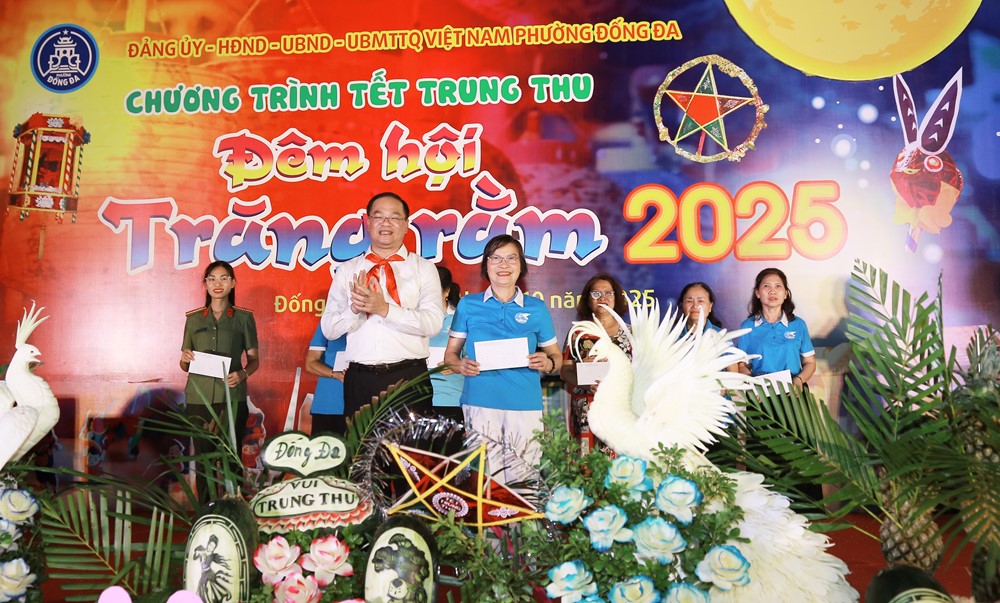 Đêm hội trăng Rằm phường Đống Đa lung linh sắc màu, ngập tràn hạnh phúc- Ảnh 3.