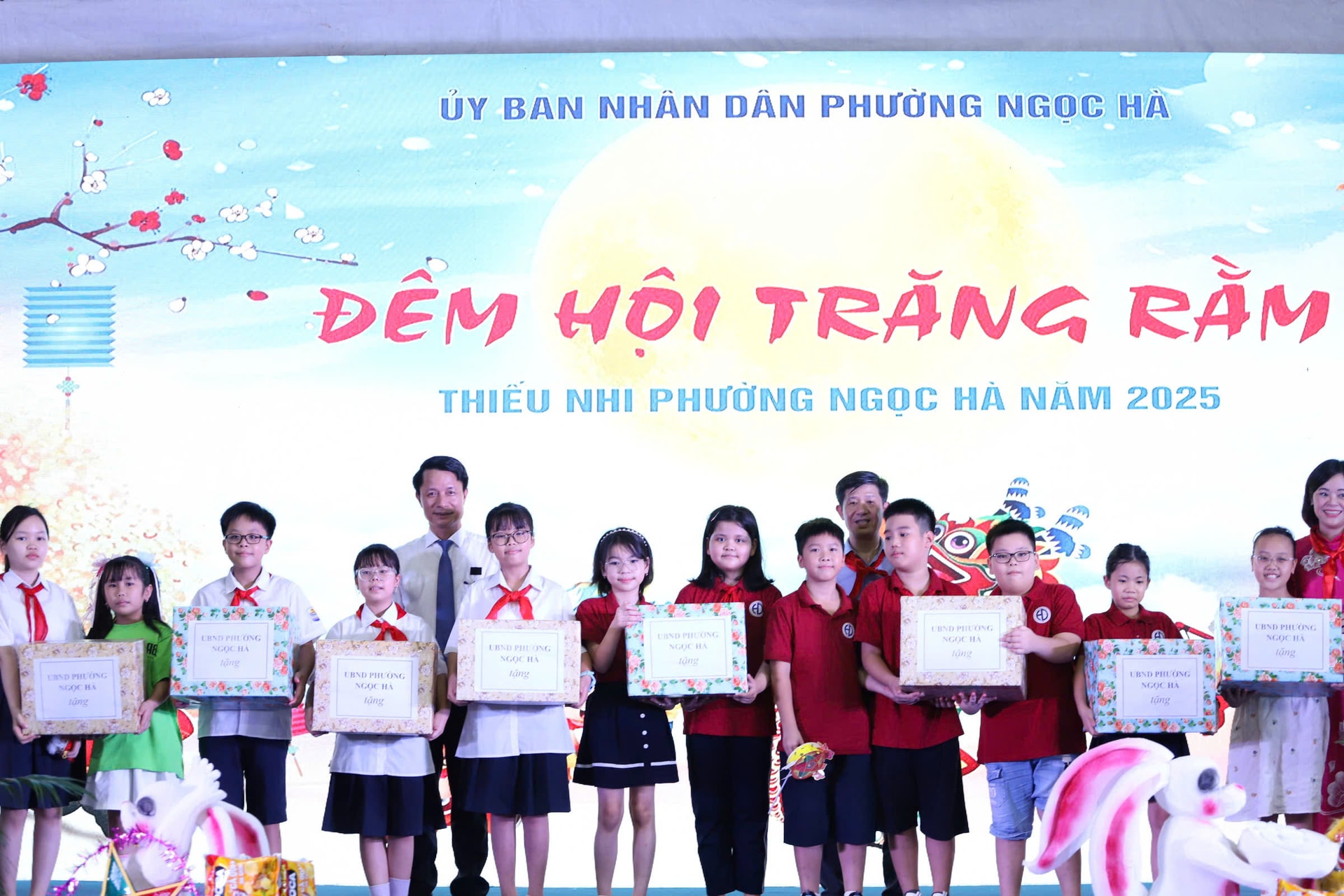 Trung thu yêu thương, sẻ chia nhân ái của thiếu nhi Thủ đô- Ảnh 1.