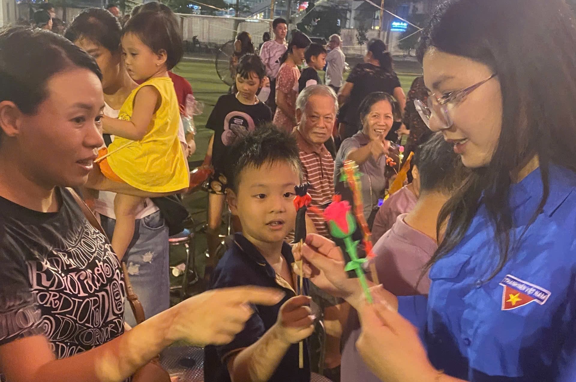 Trung thu yêu thương, sẻ chia nhân ái của thiếu nhi Thủ đô- Ảnh 8.